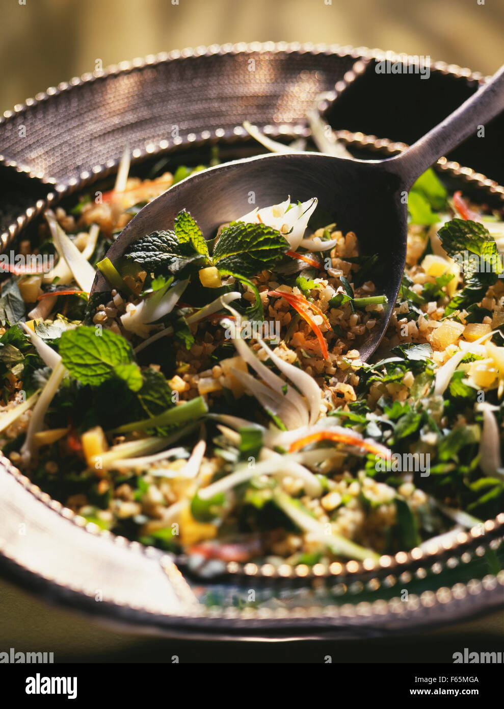 Taboulé aux oignons et crevettes Banque D'Images