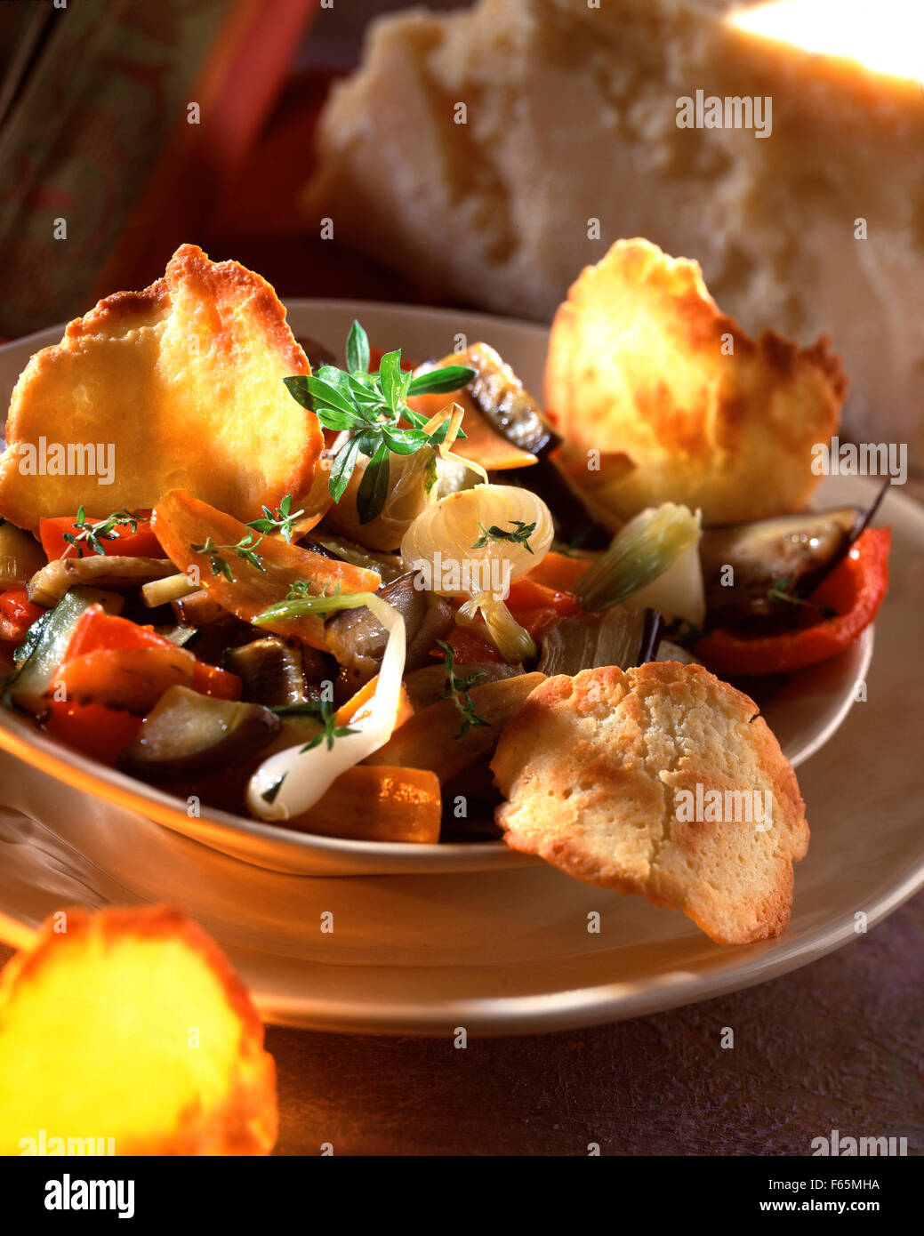 Ragoût de légumes au parmesan biscuits tuile Banque D'Images