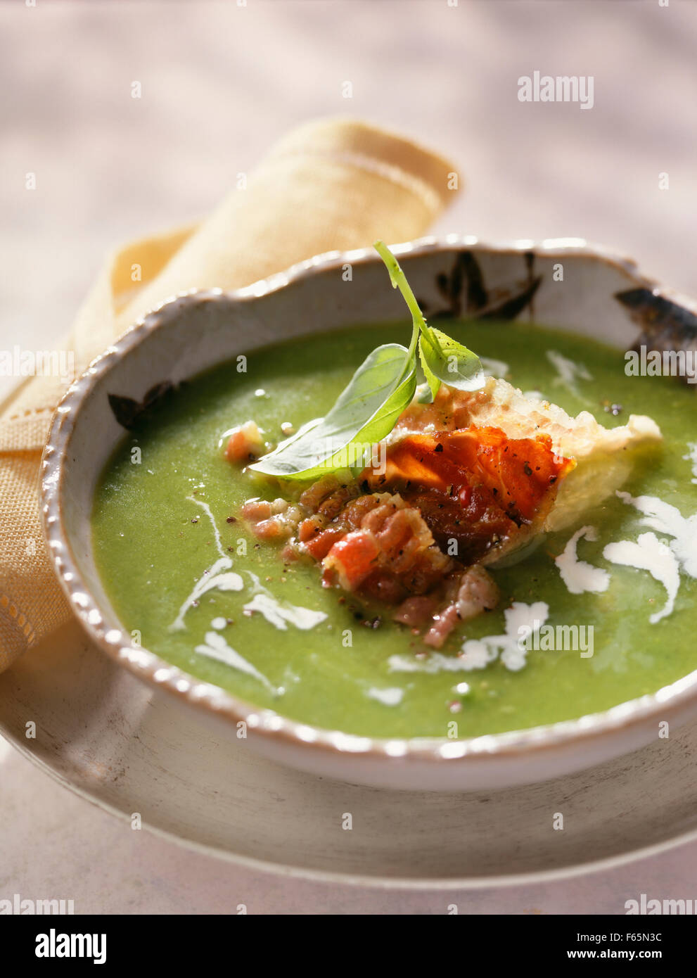 Crème de soupe au pois, avec des lardons Banque D'Images