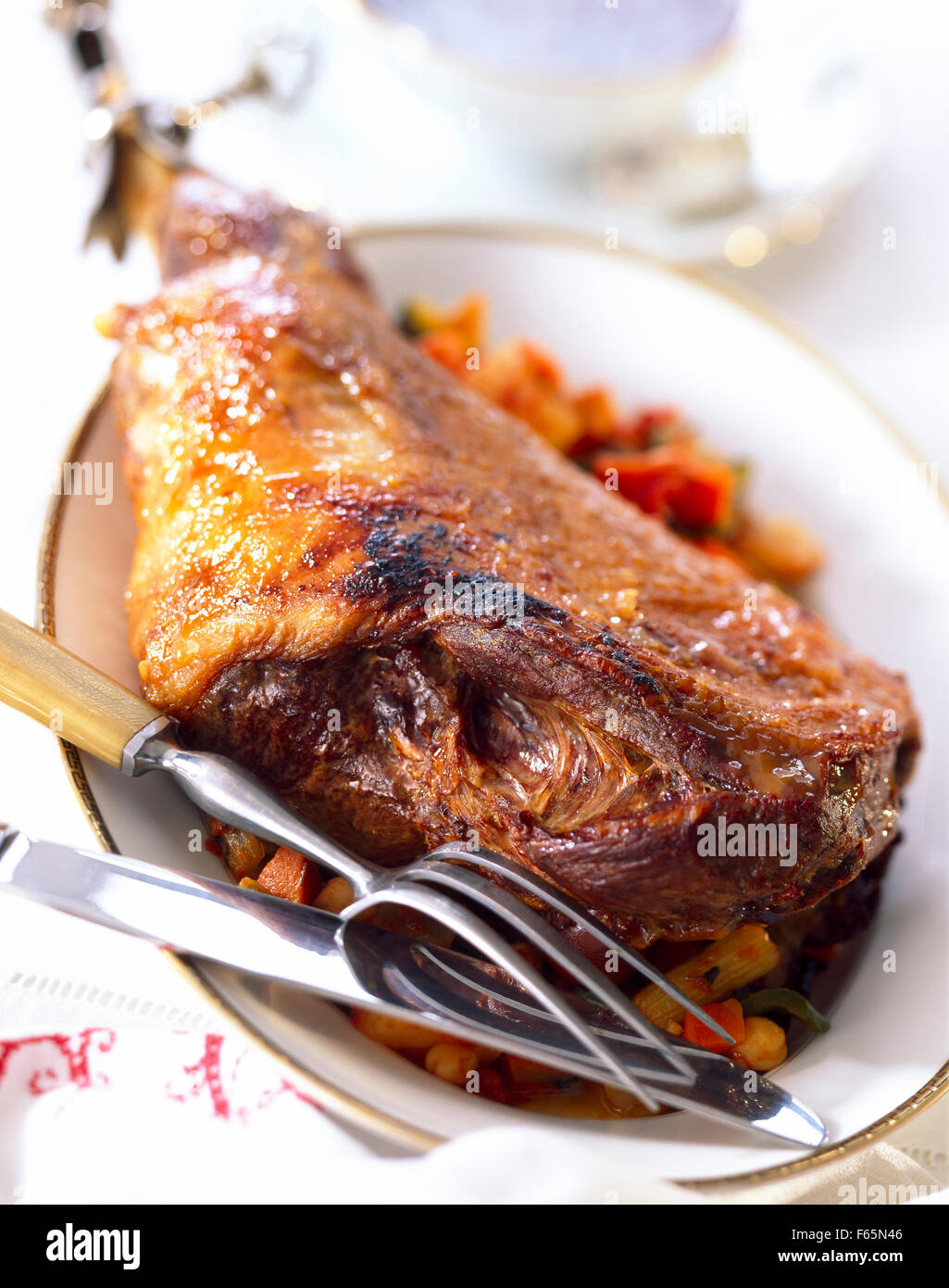 Gigot d'Agneau aux légumes Banque D'Images