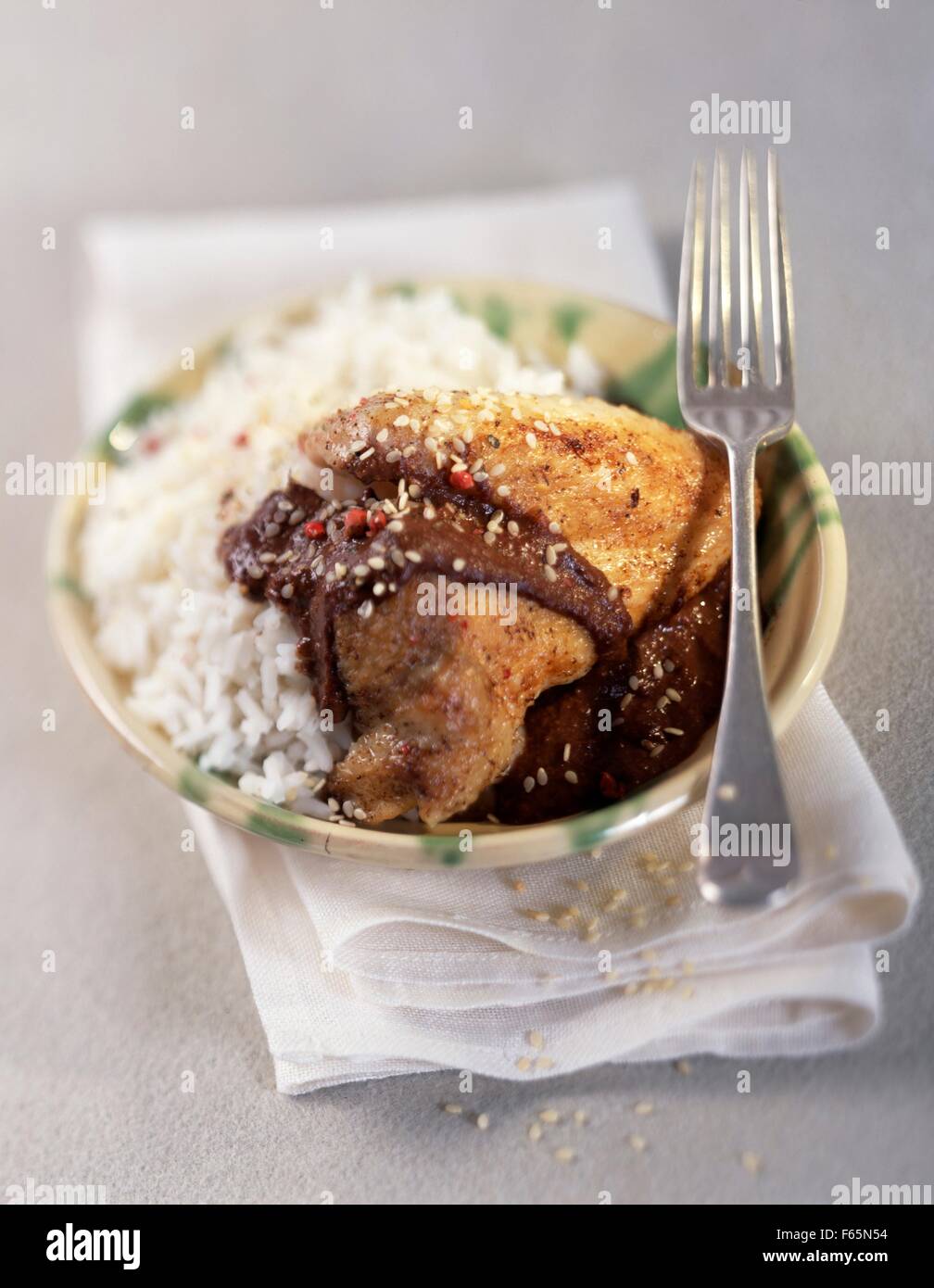 Le poulet et le riz dans une sauce au chocolat Banque D'Images