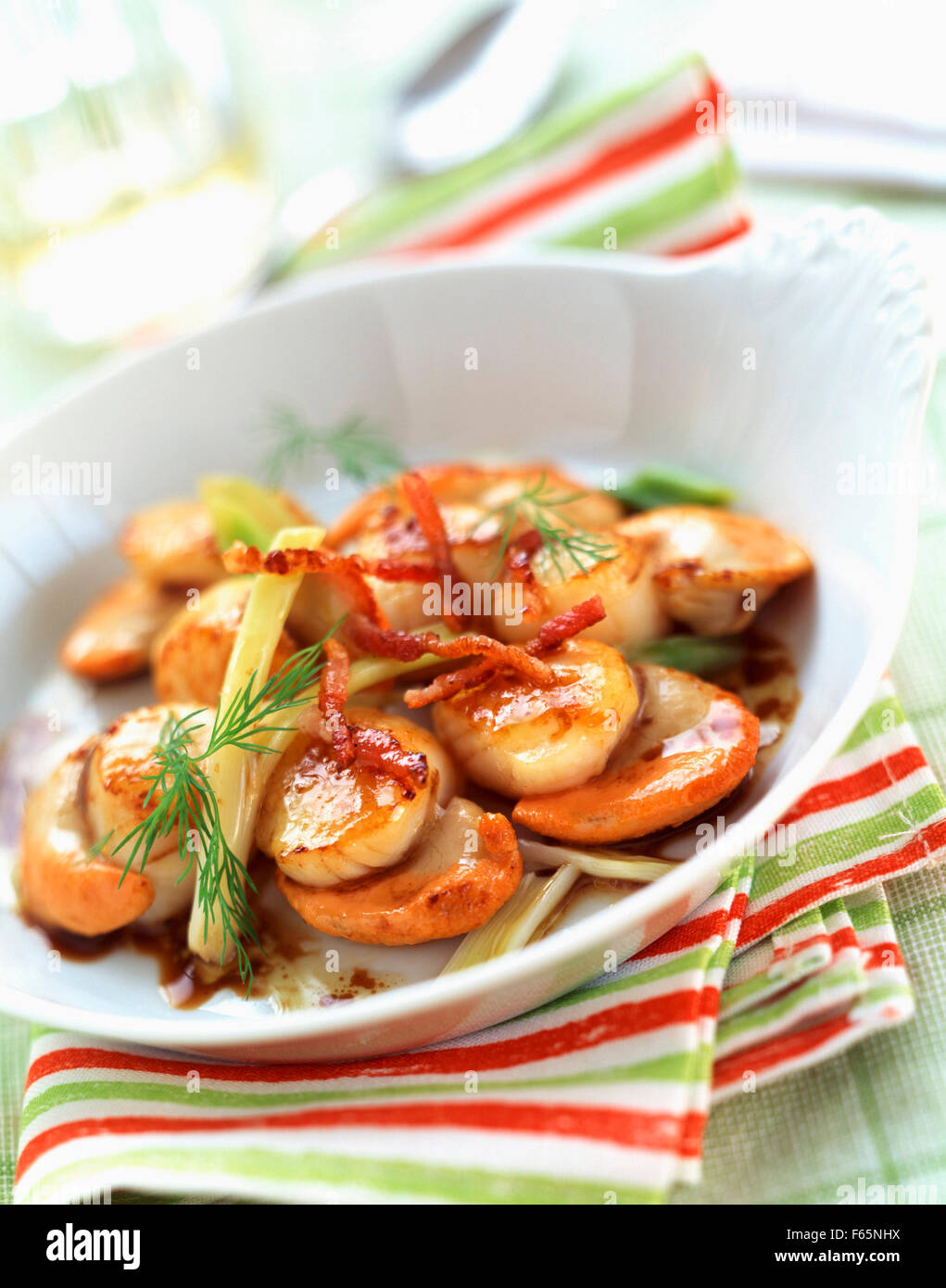 Scallpos sautées avec du bacon et fenouil Banque D'Images