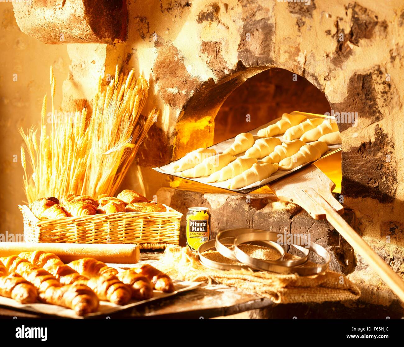 La cuisson des croissants Banque D'Images