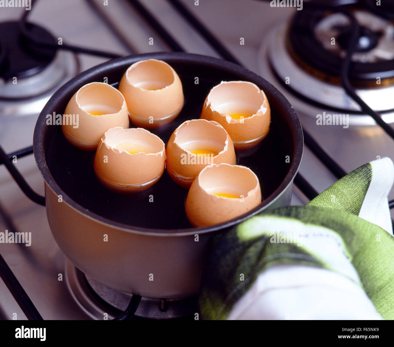 La cuisson des oeufs au bain marie Banque D'Images