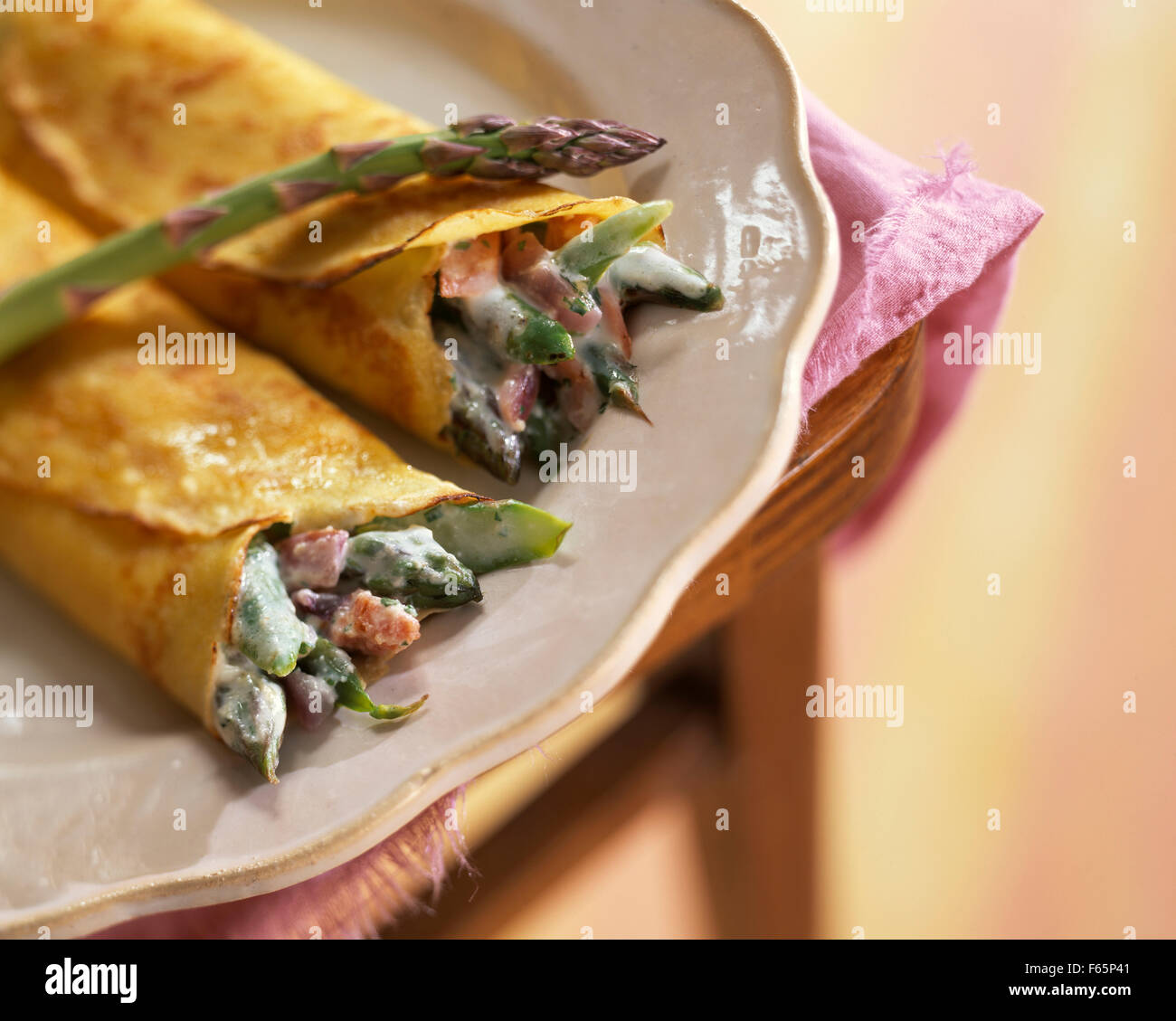 Stuuffed crêpes aux asperges et jambon Banque D'Images