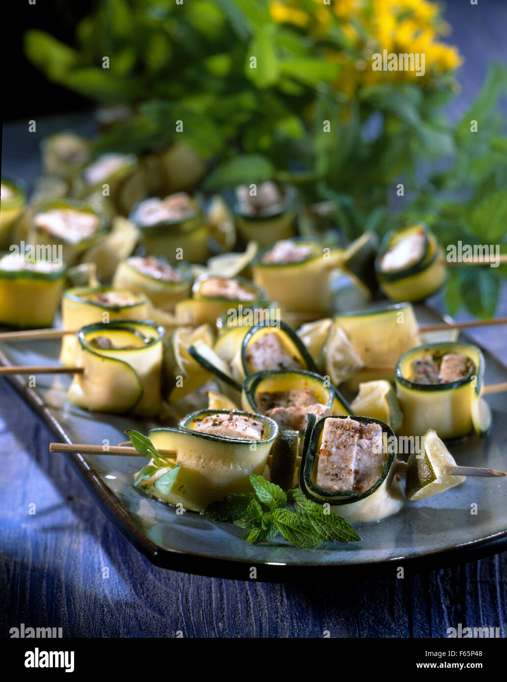 Brochettes de courgettes et de l'espadon Banque D'Images