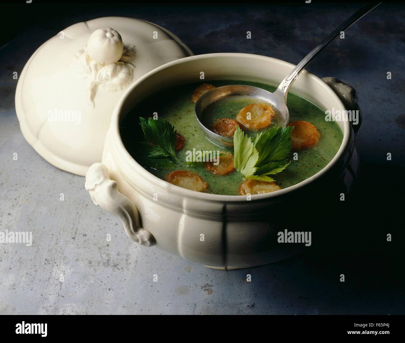 Soupe verte avec des croûtons Banque D'Images