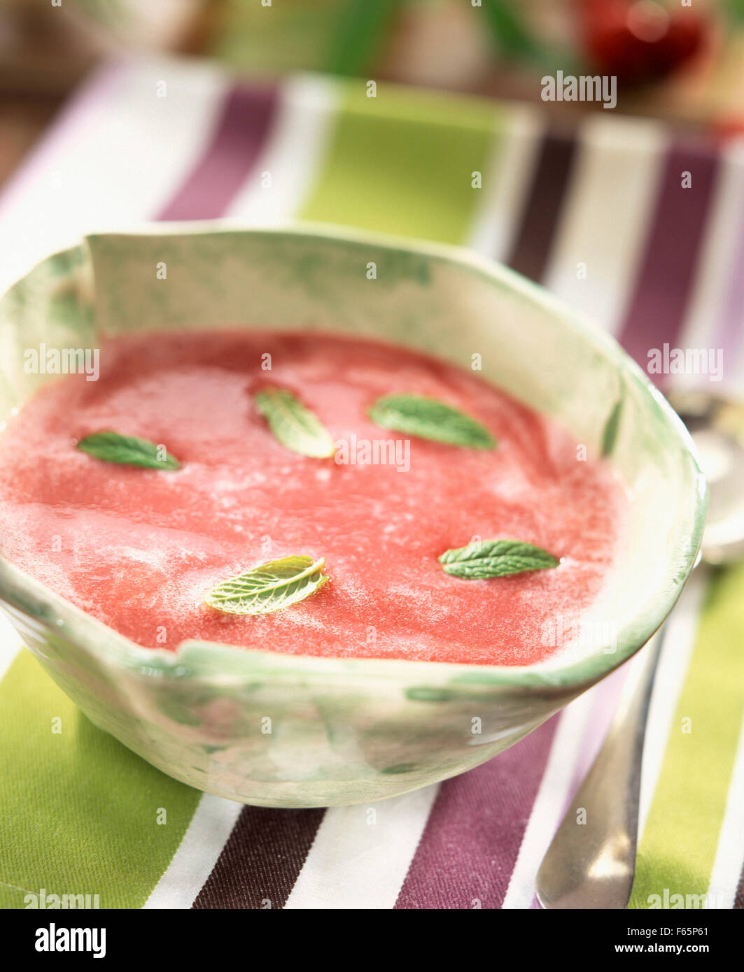 Soupe de cerises réfrigéré Banque D'Images