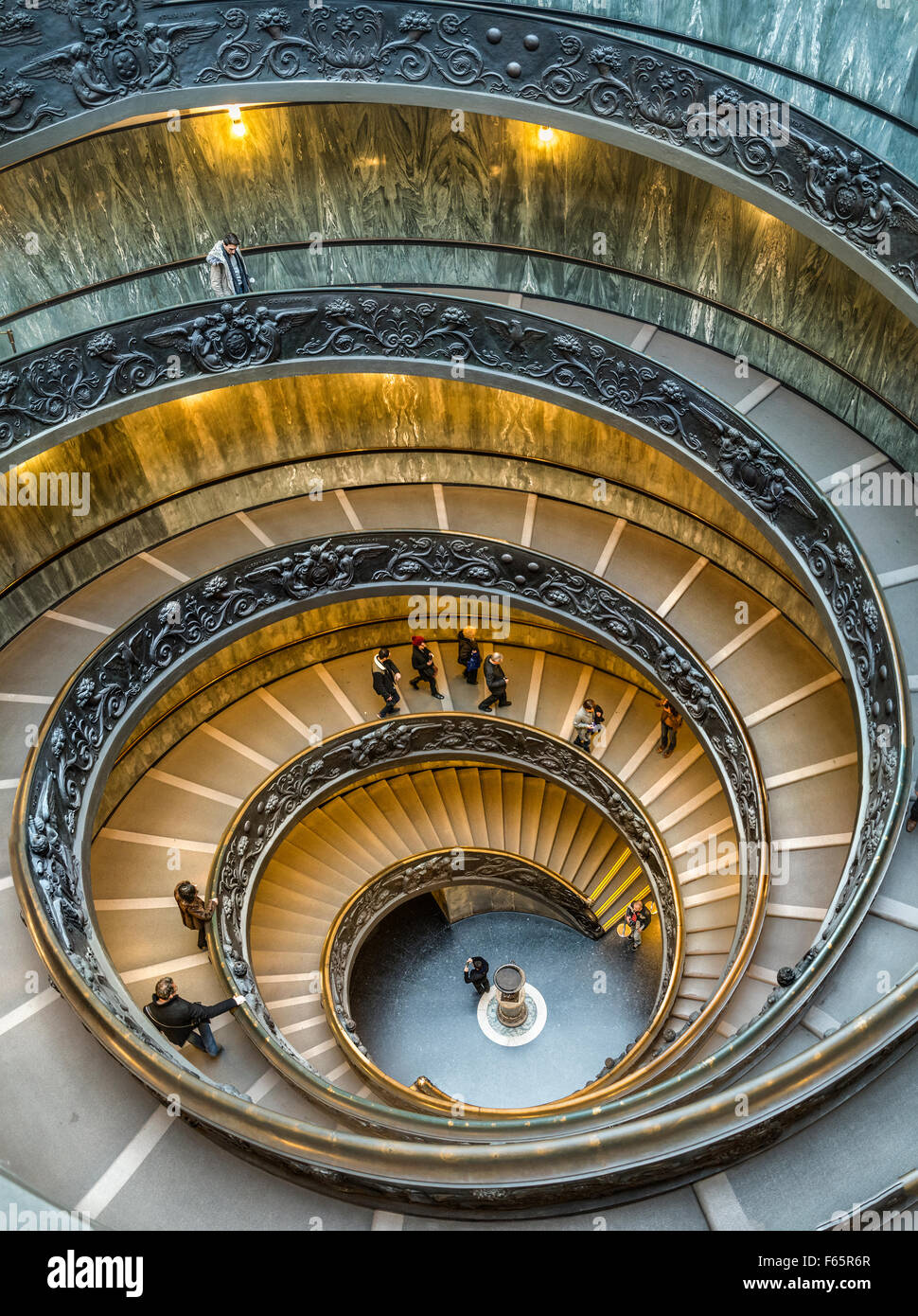 En colimaçon dans les Musées du Vatican, Rome, Italie Banque D'Images