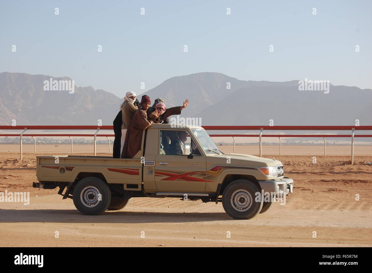 Lors d'une course de chameaux bédouins dans le Wadi Rum, Jordanie Banque D'Images