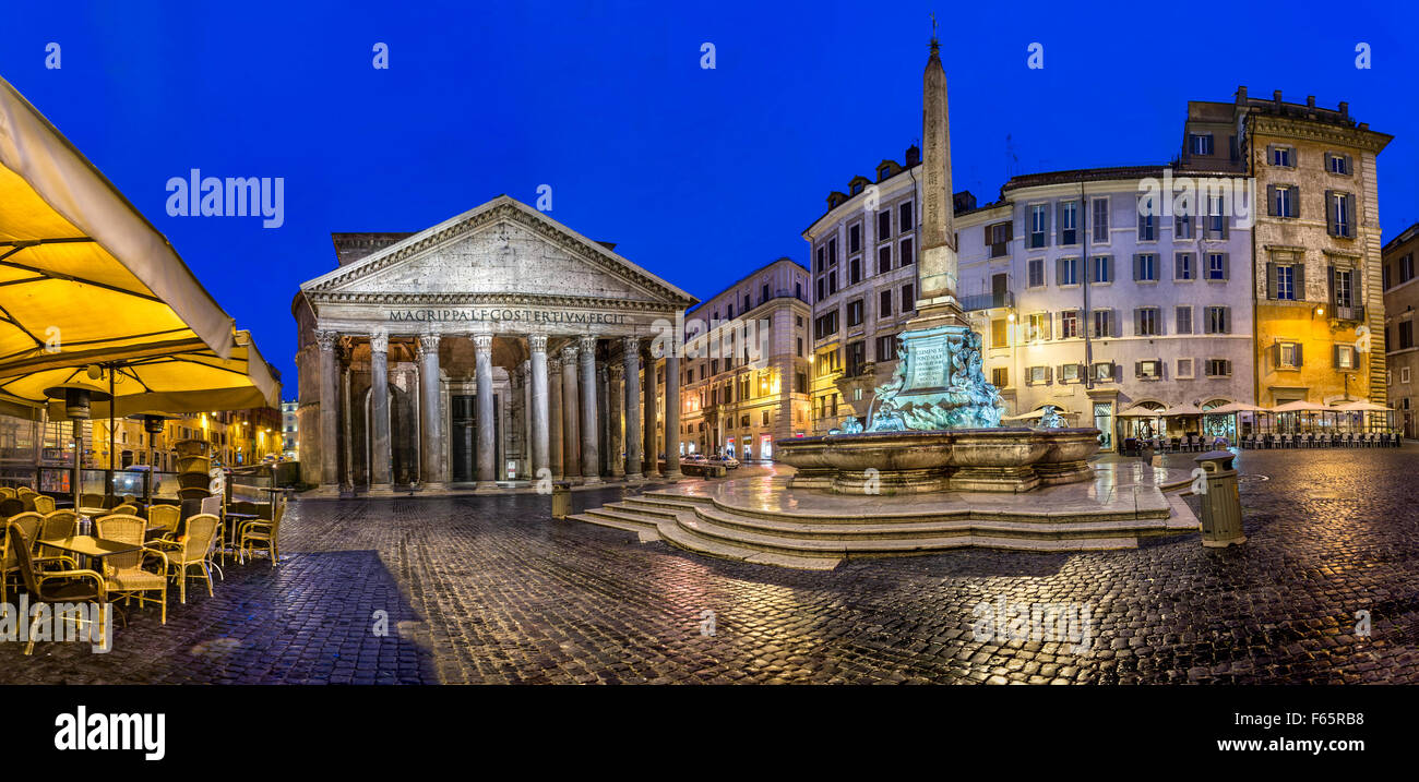 Vue de la nuit de Panthéon et obélisque de la Piazza della Rotonda Rome, Italie. Banque D'Images