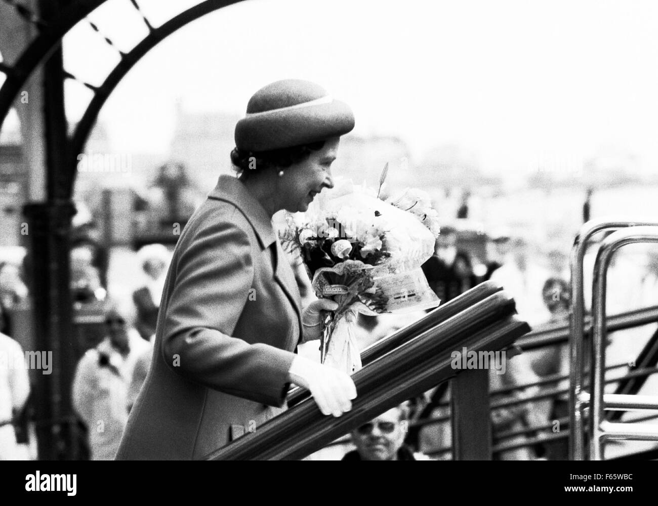 AJAXNETPHOTO. 1979. PORTSMOUTH, Angleterre. H.M.- LA REINE ELIZABETH II - Embarquement Le yacht royal Britannia AU CHEMIN DE FER DU SUD DE LA JETÉE DE LA BASE NAVALE DE L'AVANT DU YACHT DE PARTIR POUR UNE CROISIÈRE AUTOUR DE L'îles de l'Ouest. photo:JONATHAN EASTLAND/AJAX REF:7909 1B Banque D'Images
