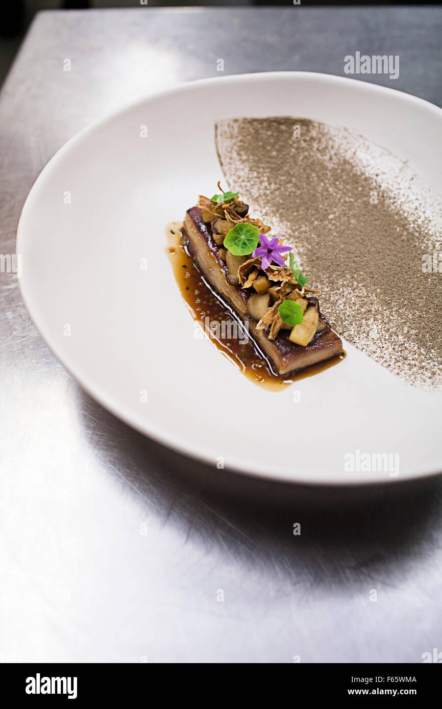 Organisé de façon innovante : l'agneau avec les aubergines et les champignons dans le 'courtois' restaurant, Brisbane Banque D'Images