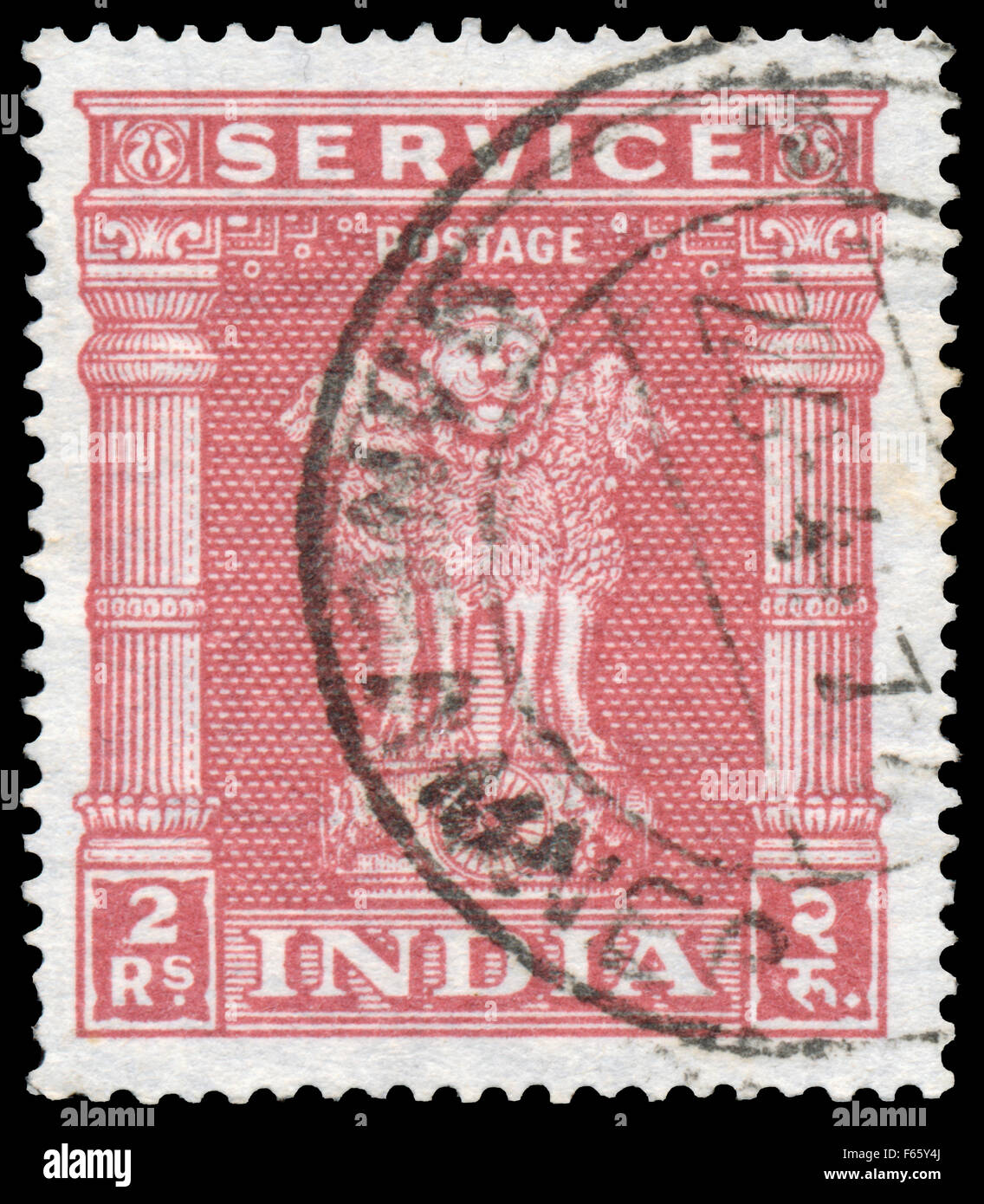 Inde - circa 1950 : timbres en Inde montre quatre lions Indiens capitale du pilier d'Ashoka, vers 1950. Banque D'Images