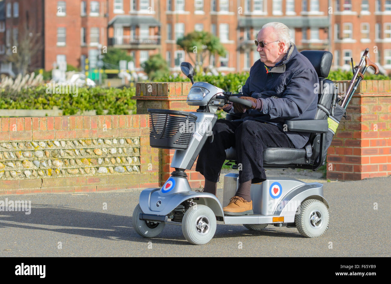 Elderly man scooter Banque de photographies et d'images à haute résolution  - Alamy