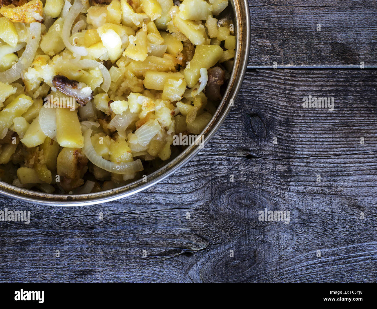 Le 3 novembre 2015 - Pommes de terre frits dans le saindoux, dans la poêle en acier inoxydable sur weawering Goiovniov table en bois © Igor/ZUMA/Alamy Fil Live News Banque D'Images