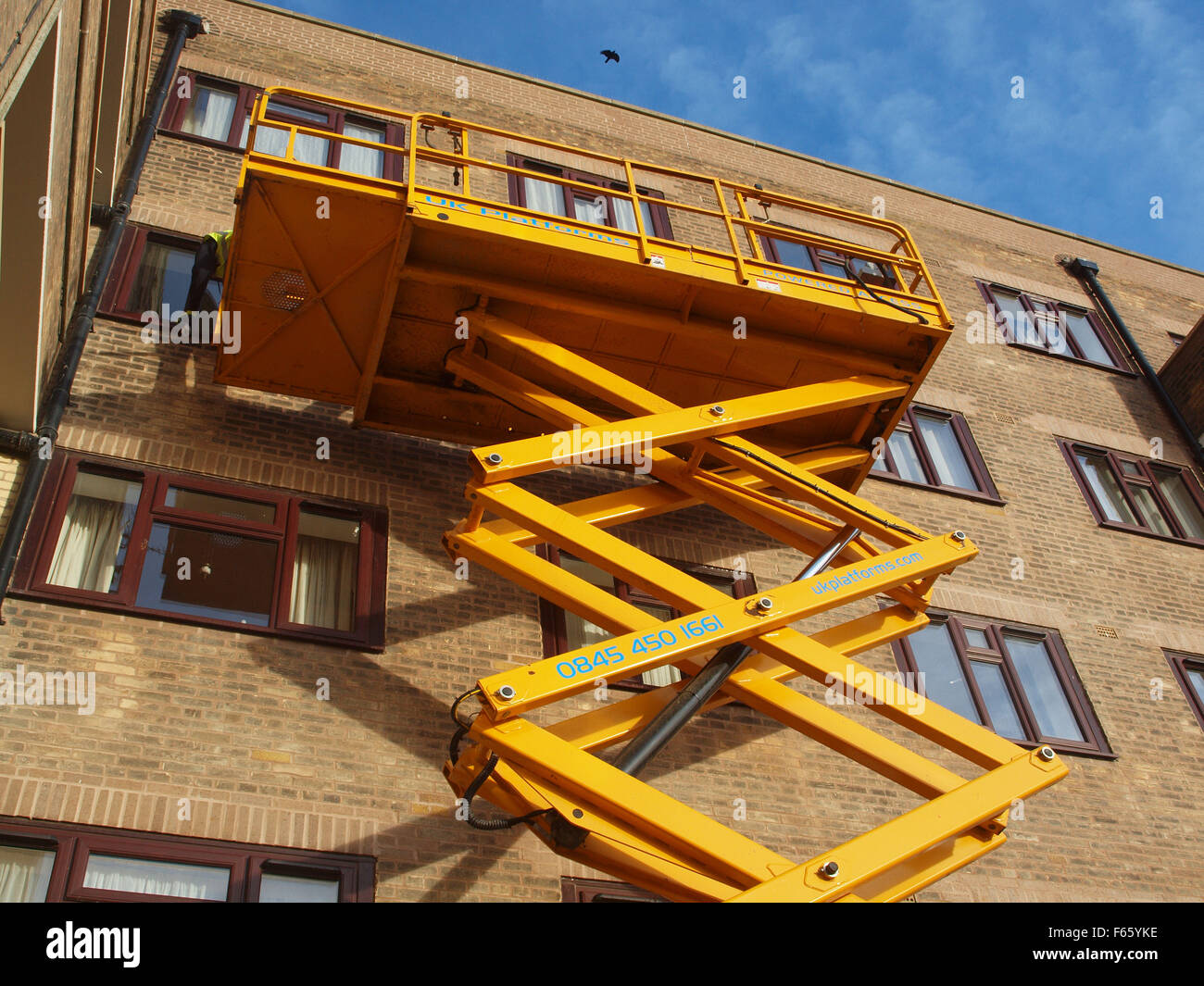 Newcastle Upon Tyne, au Royaume-Uni. 12 novembre 2015. UK Météo : ensoleillé à Tynemouth, comme les travailleurs utilisent une plate-forme pour nettoyer windows après travaux de rénovation ont été effectués sur un complexe d'appartements. Credit : James Walsh/Alamy Live News Banque D'Images