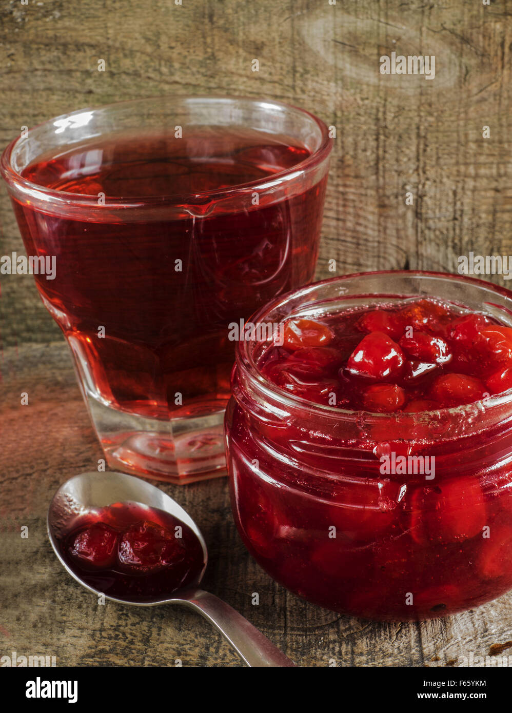 4 novembre 2015 - Les canneberges avec le sucre dans un bocal de verre et d'hibiscus tea sur fond de vieillissement en bois © Igor Goiovniov/ZUMA/Alamy Fil Live News Banque D'Images