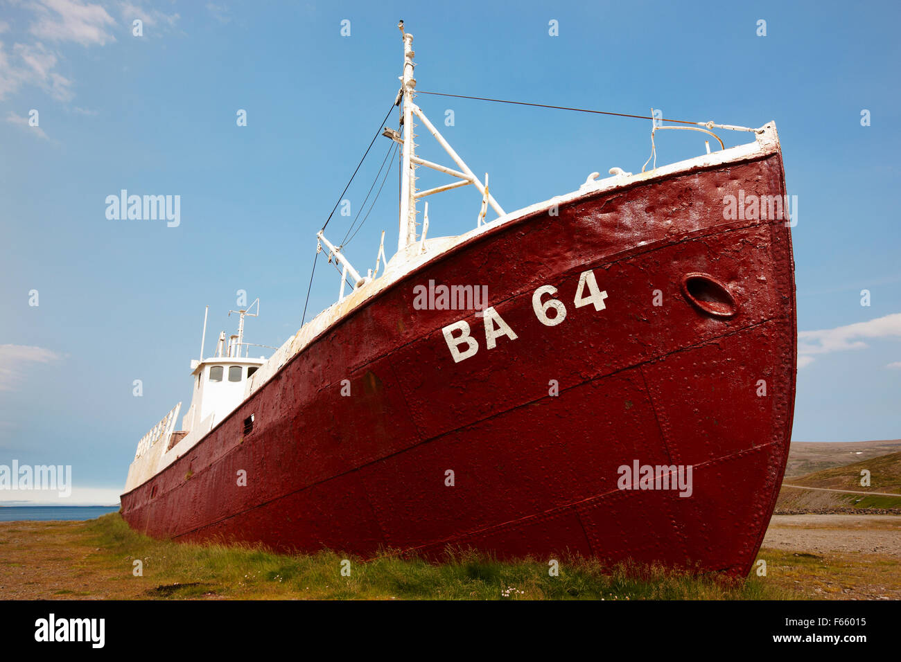 Bateau navire échoué sur une plage de la côte de la mer en Islande Banque D'Images