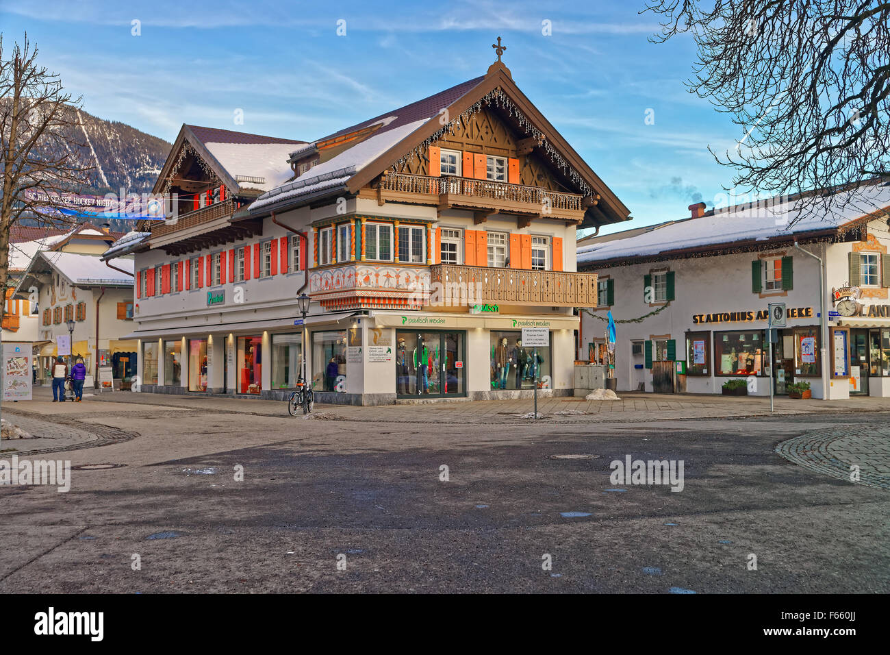 GARMISCH-PARTENKIRCHEN, ALLEMAGNE - 06 janvier 2015 : charmante petite ville bavaroise avec de magnifiques maisons décorées sur un jour d'hiver ensoleillé. Garmisch-Partenkirchen, Alpes bavaroises, Allemagne Banque D'Images