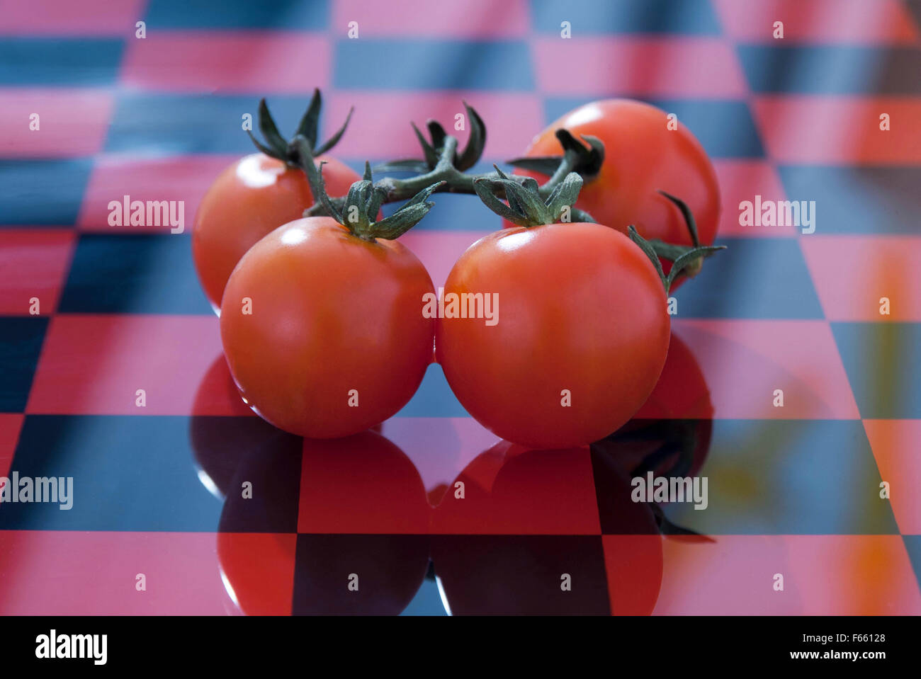 Tomates sur vined damier rouge et noir tourné en arrière-plan pour la conception d'inspiration Banque D'Images