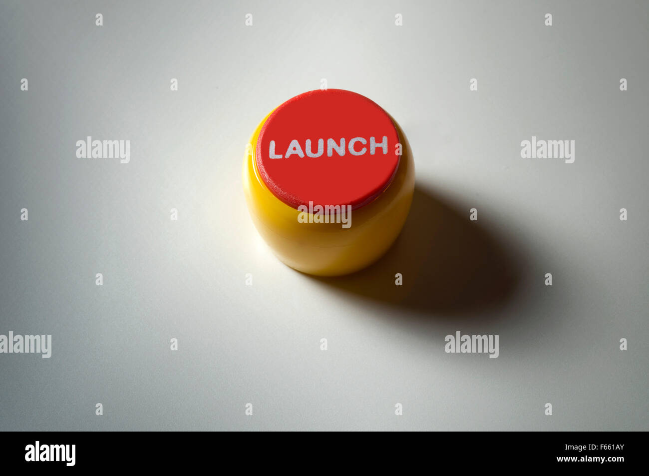 Concept photo d'un bouton de lancement de missile rouge,re réponse de dissuasion nucléaire en cas de guerre,ou d'urgence.une attaque UK Banque D'Images
