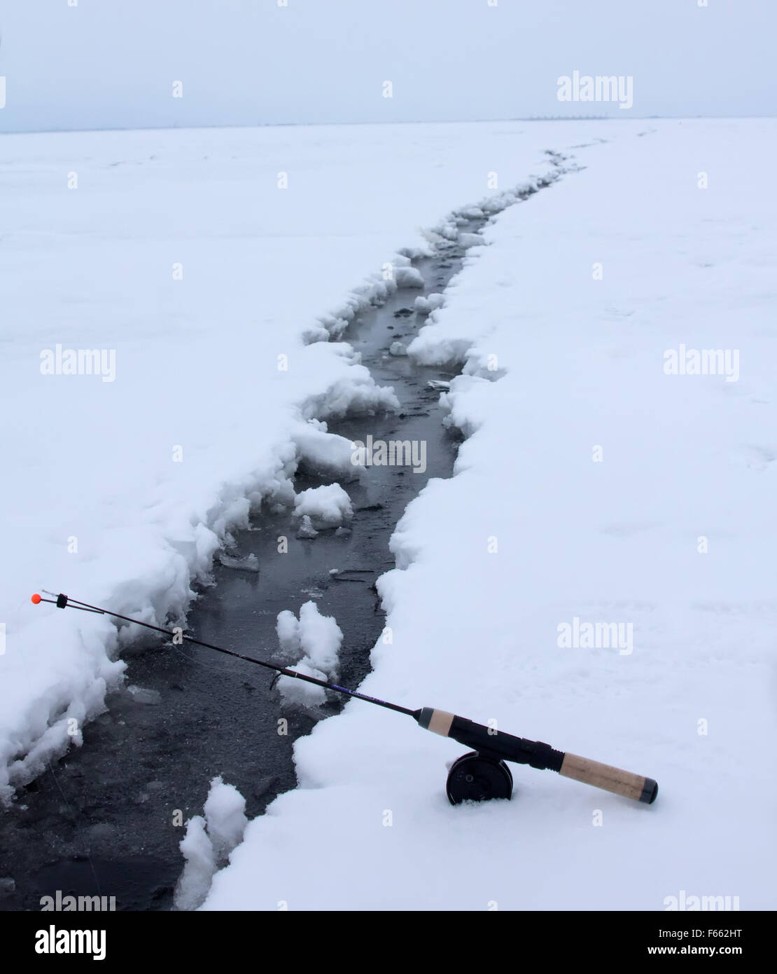 Fissure dans le CIEM, frontière dangereuse d'une découpe sur la glace dans la mer Banque D'Images