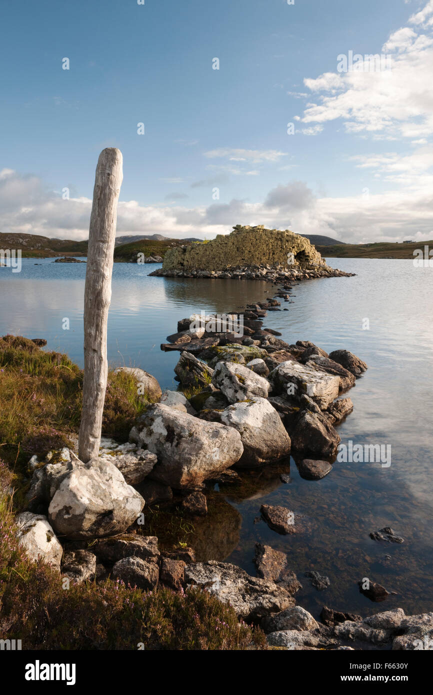 Chaussée de pierre menant à l'âge de fer galerie Baravat Dun dun ou des brochures sur une petite île dans le Loch Barabhat, Great Bernera, à l'île de Lewis. Banque D'Images