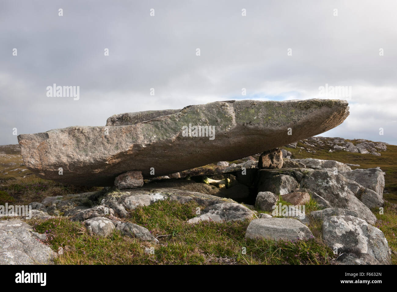Une pierre distinctif calé sur un affleurement de NNE (ci-dessous) Stiogha Chnap sur sentier entre Tobson & Bosta sur Great Bernera, à l'île de Lewis. Banque D'Images