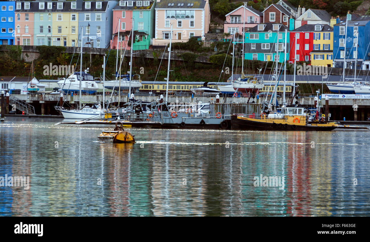 Maisons colorées de Kingswear reflétée dans la rivière Dart, South Hams, Devon Banque D'Images