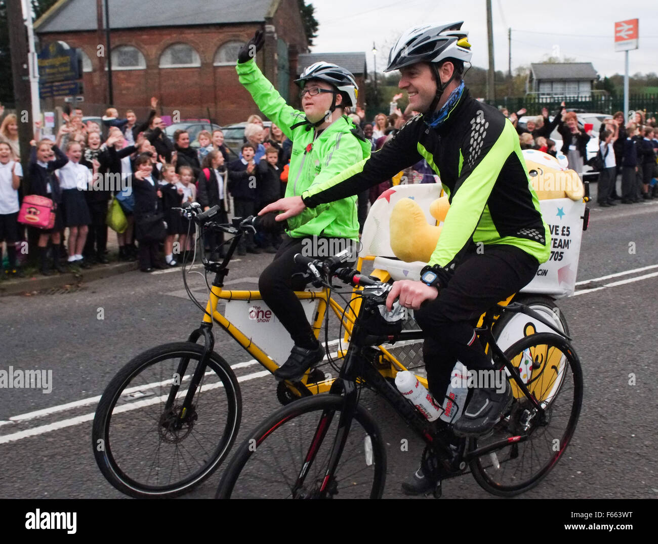 Wateringbury, Kent, UK. 12 novembre, 2015. Les résidents et les écoliers Cheer comme la BBC Children in Need 2015 Rickshaw Défi passe par le petit village de Wateringbury, Kent. Credit : Duncan Penfold/Alamy Live News Banque D'Images