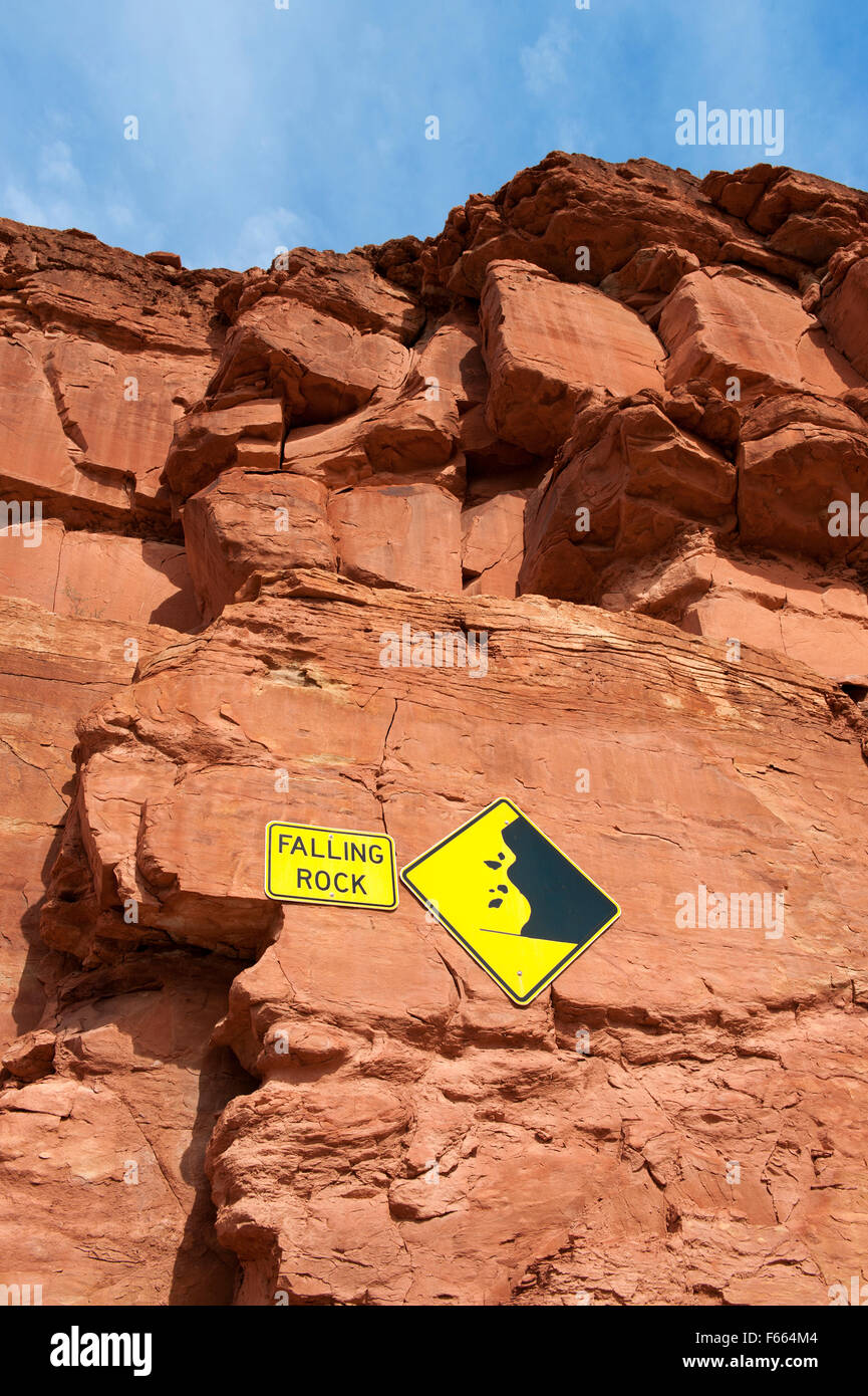 Signes rock chute sur une falaise, Utah, USA. Banque D'Images