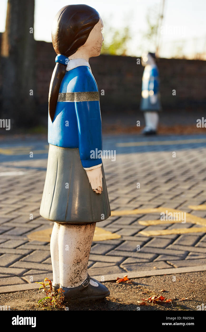 La sécurité du contrôle du trafic aérien en forme de bollards d'enfants de l'école, Nottingham, Angleterre, Royaume-Uni. Banque D'Images