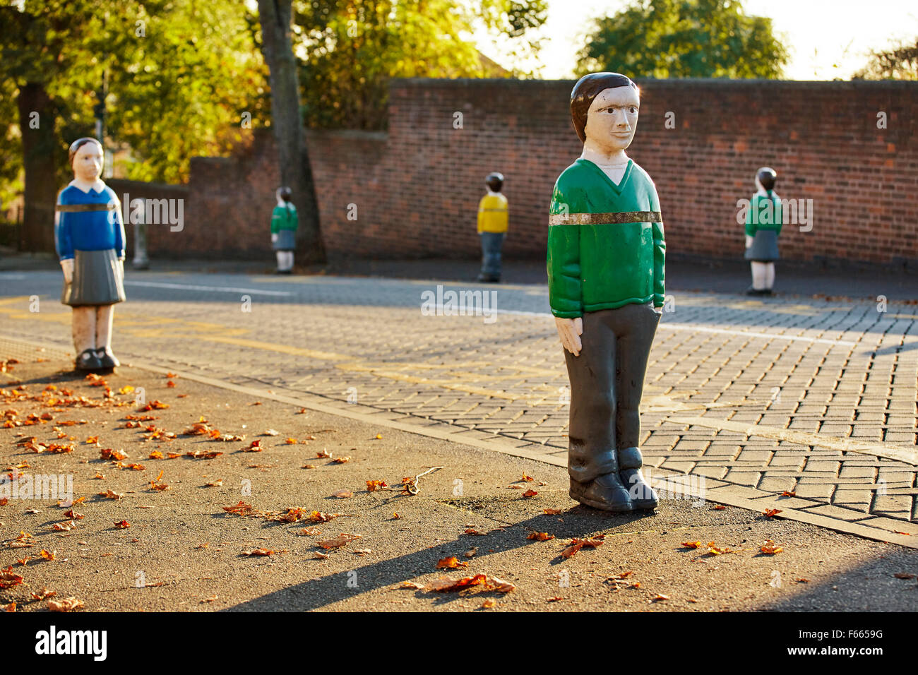 La sécurité du contrôle du trafic aérien en forme de bollards d'enfants de l'école, Nottingham, Angleterre, Royaume-Uni. Banque D'Images