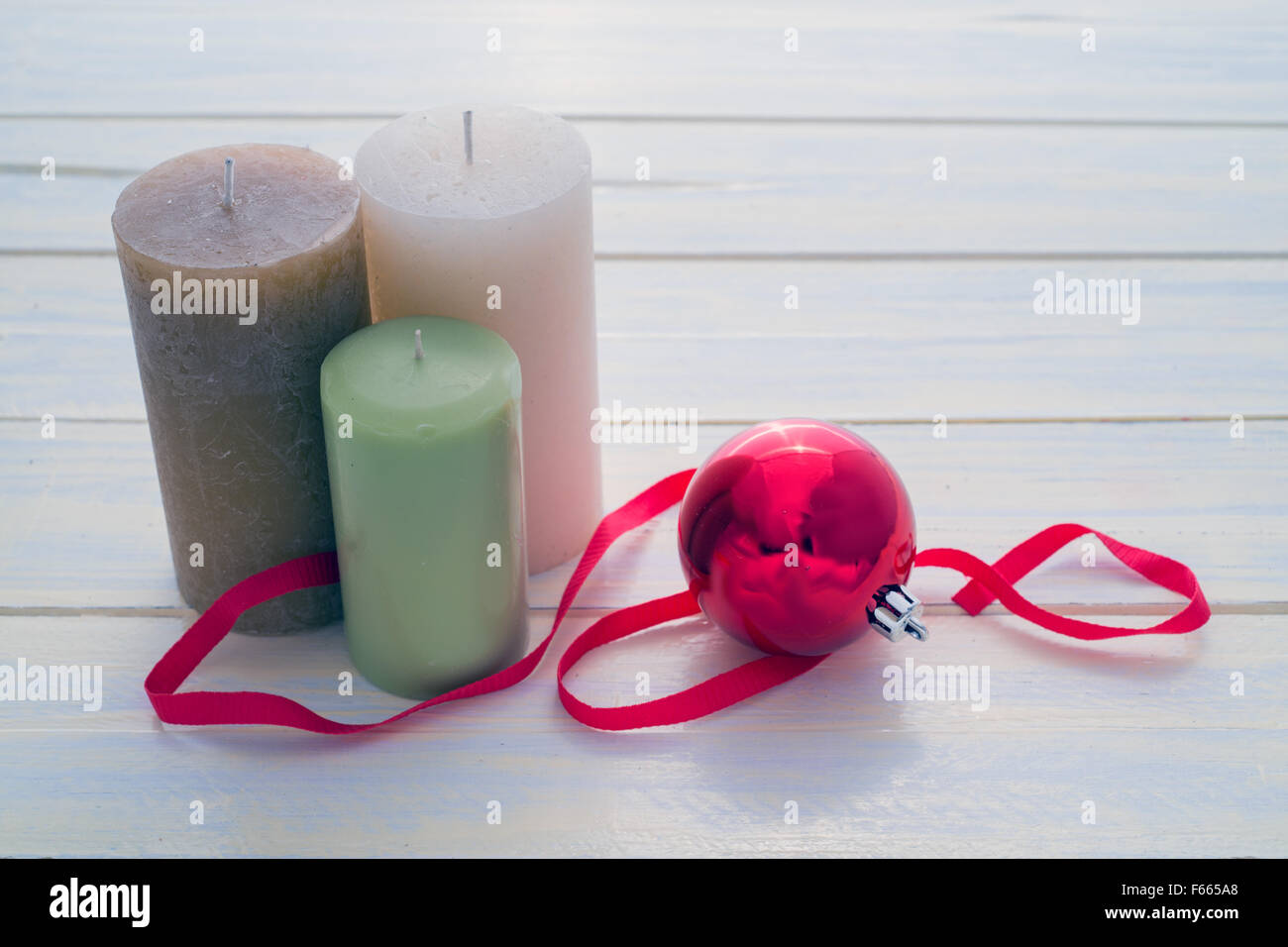 Des bougies et des boules de Noël sur bois peint blanc Banque D'Images
