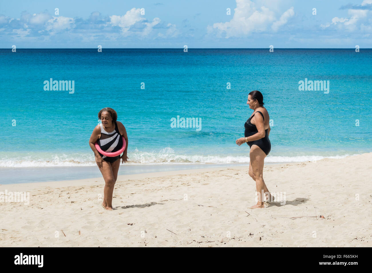 Une femme afro-américaine bénéficie de la plage avec un ami, une femme de race blanche. Sainte Croix, Îles Vierges des États-Unis. US Virgin Islands, USVI, U.S.V.I. Banque D'Images