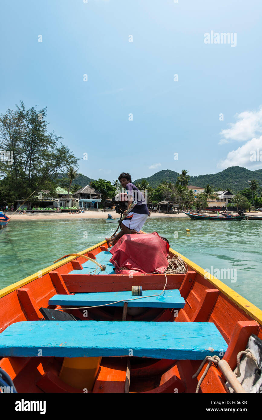 La direction de l'homme Local bateau longtail de l'arrière, la mer turquoise, l'île de Koh Tao, Golfe de Thaïlande, Thaïlande Banque D'Images