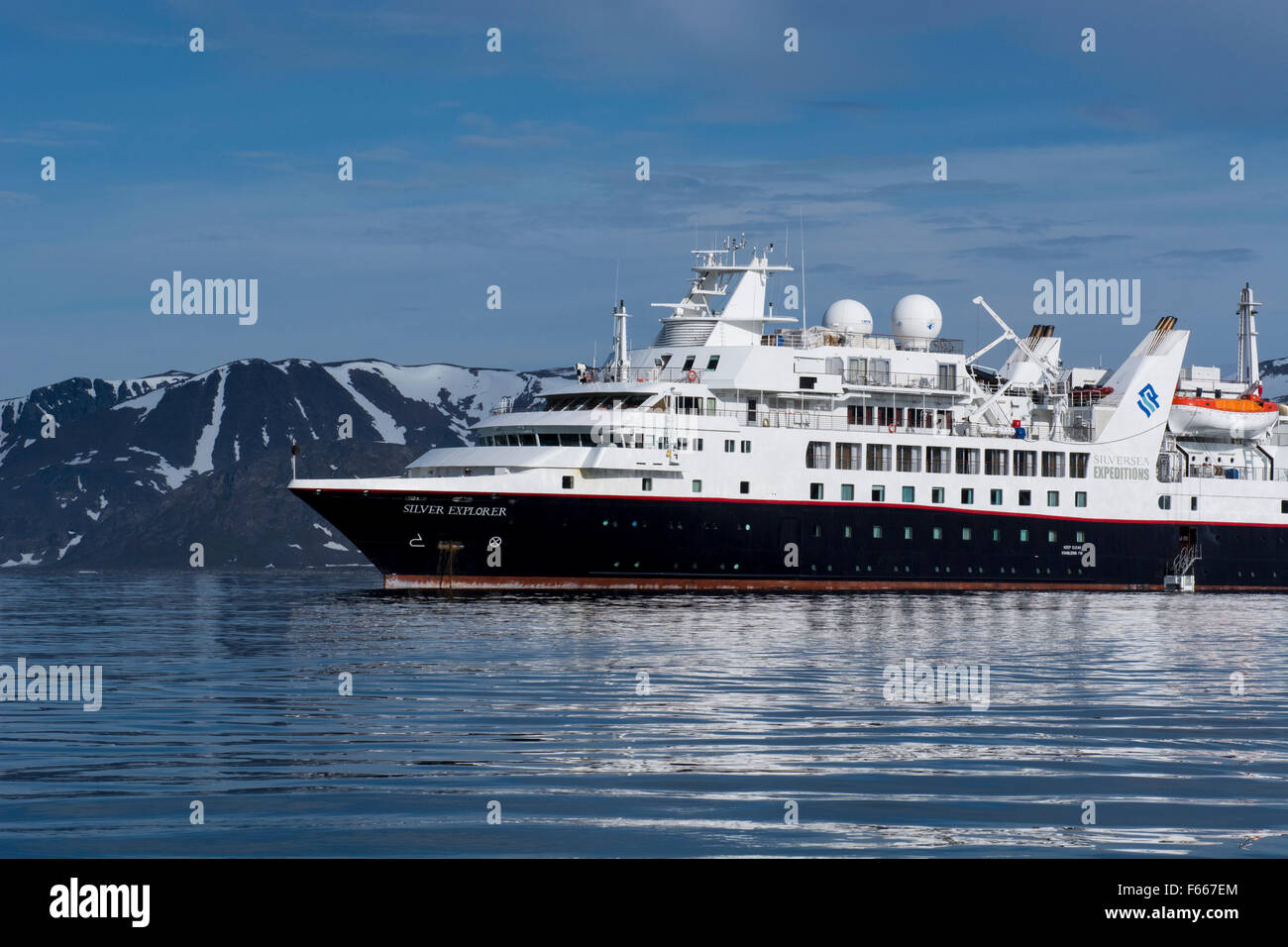 La Norvège, mer de Barents, Svalbard, Spitzberg. Hamiltonbukukta, Raudfjord. Navire d'expédition de Silversea, Silver Explorer. Banque D'Images