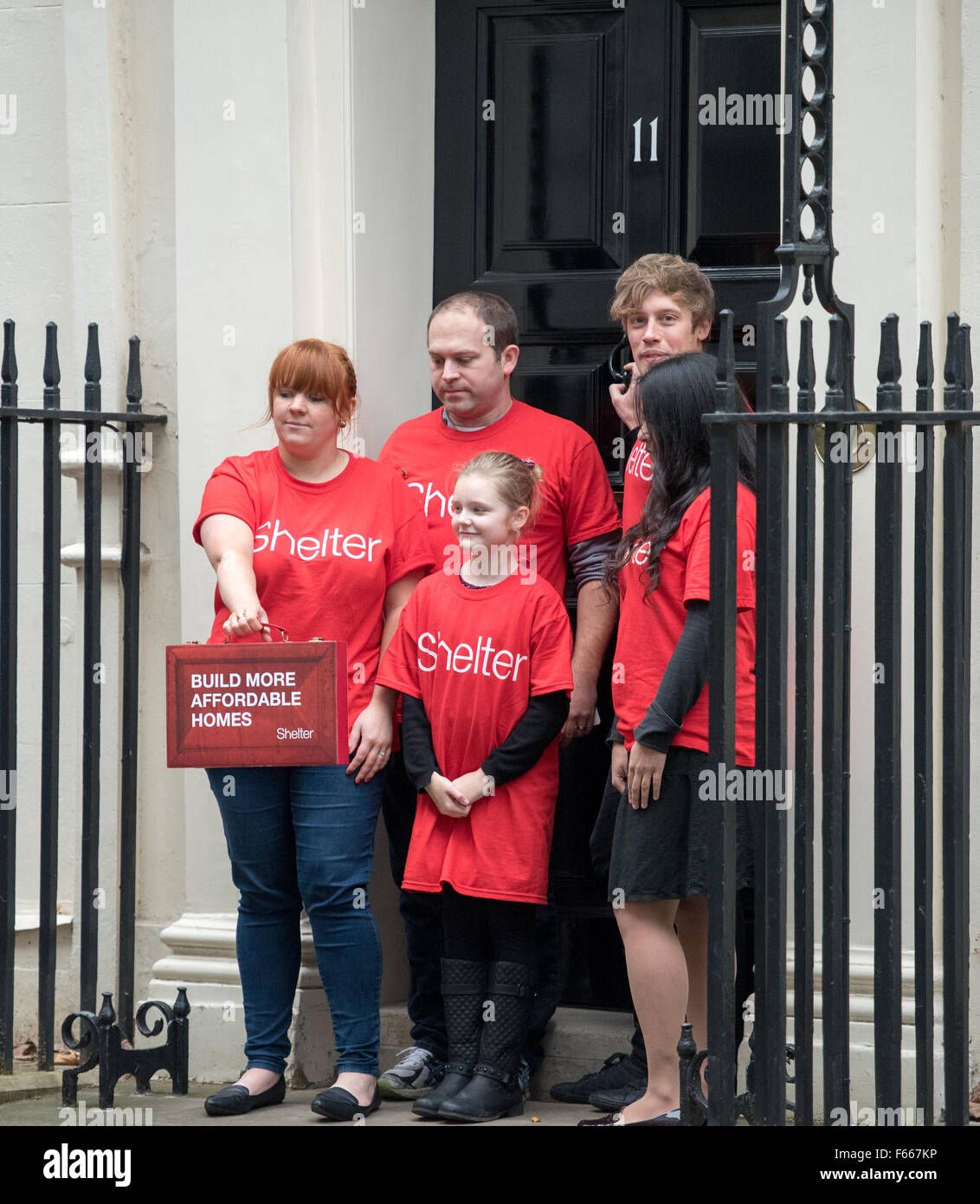 Londres, Royaume-Uni. 12 novembre, 2015. Les membres de l'organisme de bienfaisance de l'habitation au RU à l'extérieur de la campagne Logement 11 Downing Street, Londres, pour des logements plus abordables à construire. 12 novembre 2015 Crédit : Ian Davidson/Alamy Live News Banque D'Images