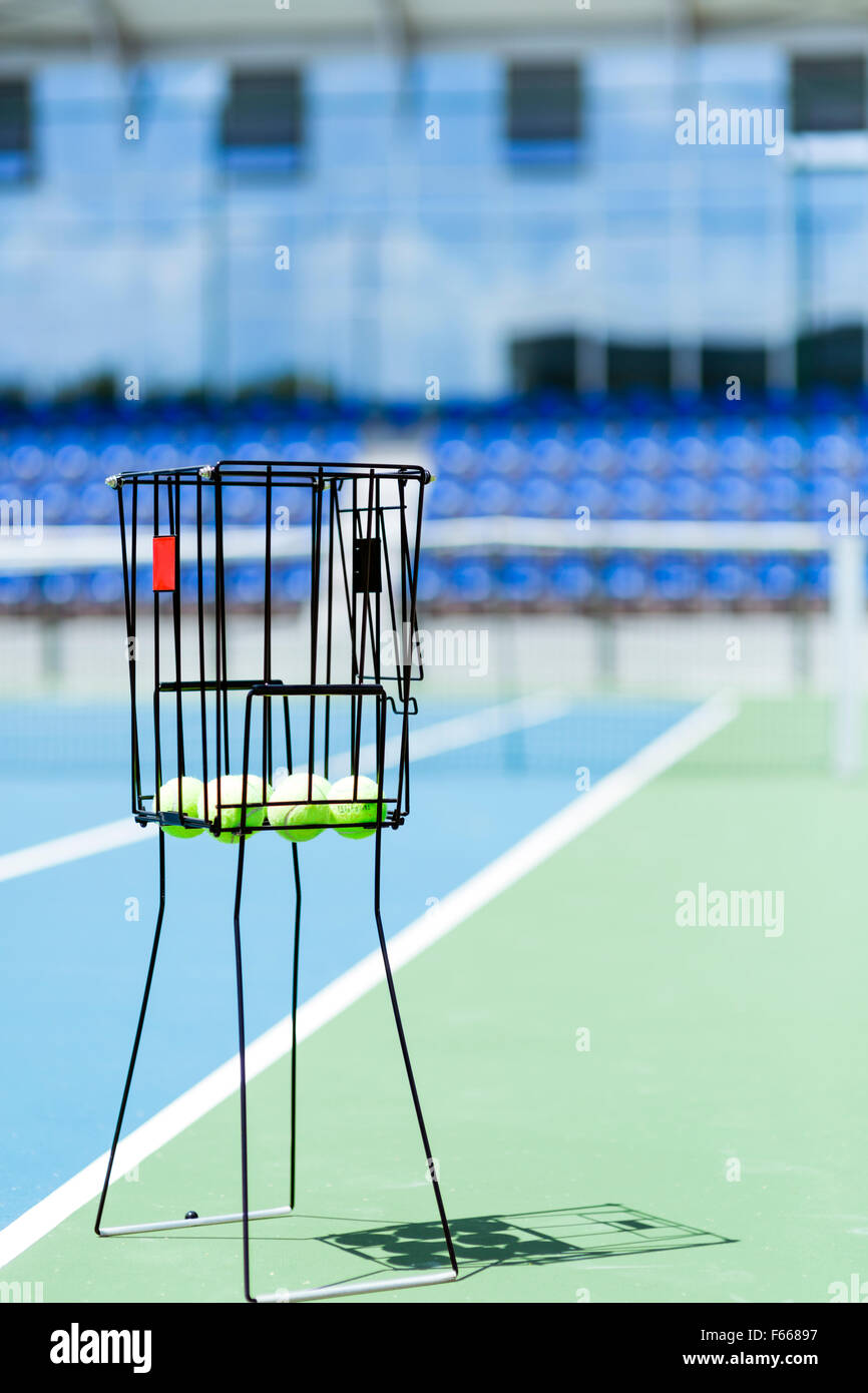 Beau terrain de tennis avec un ballon panier et des balles de tennis dans c Banque D'Images