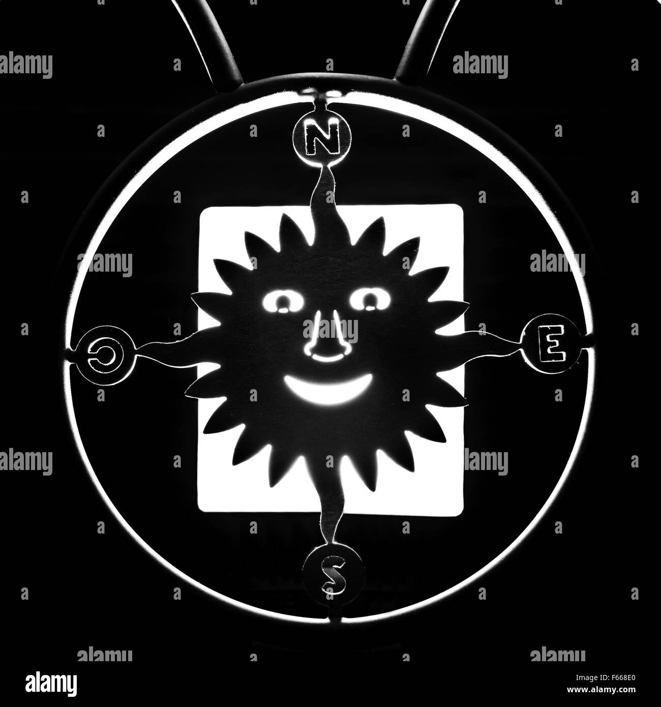 Silhouette de compas solaire. Dans B/W Banque D'Images