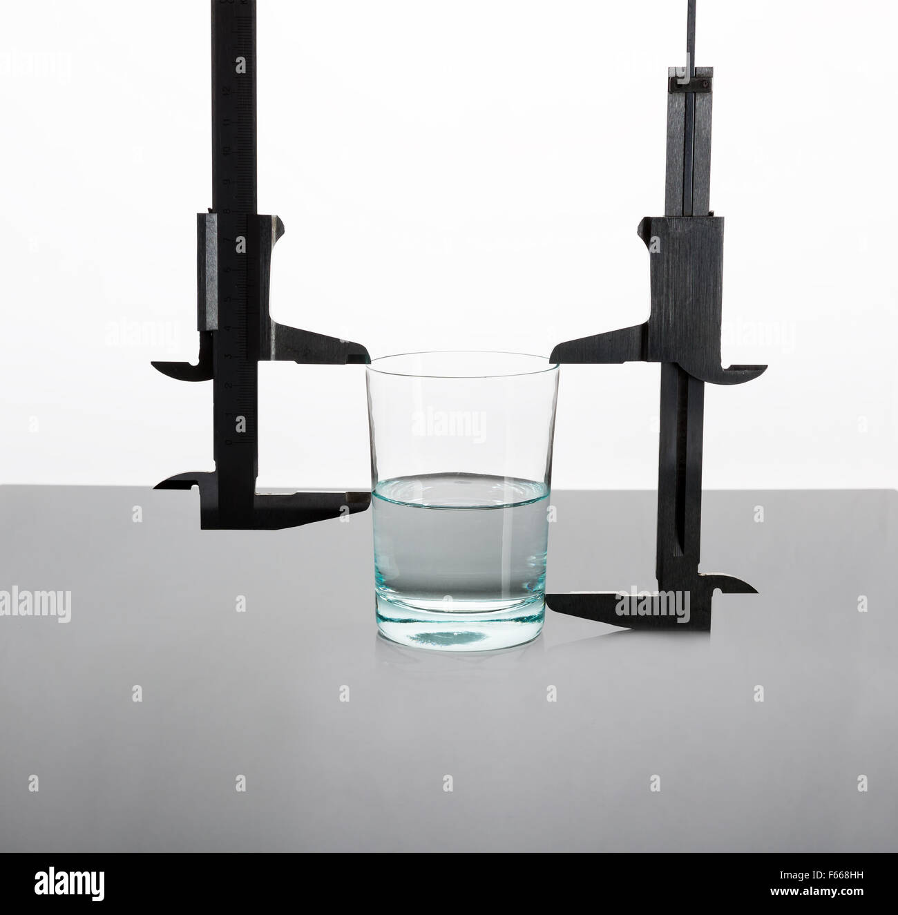 Le verre est à moitié plein ou à moitié vide Banque D'Images