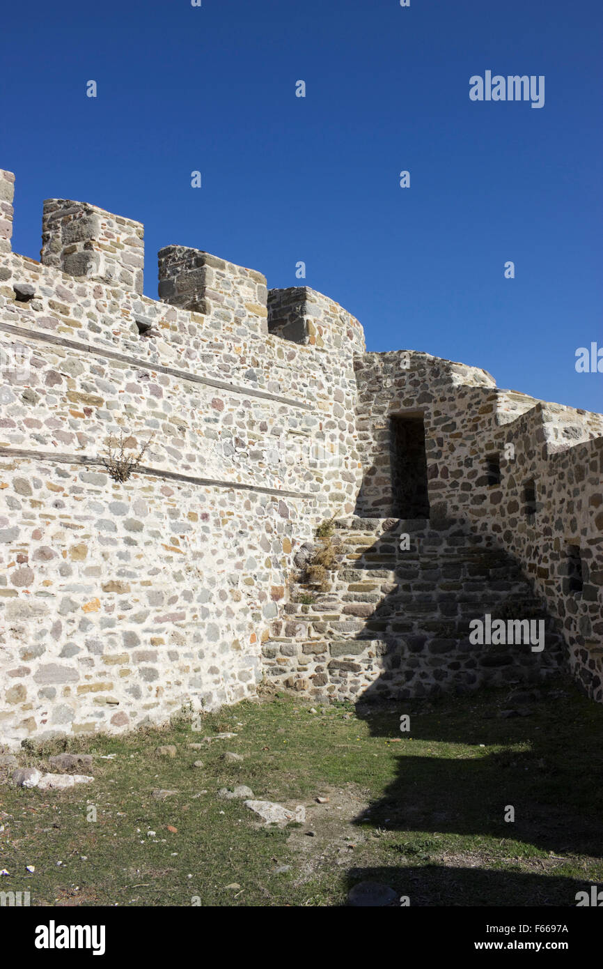 Myrinas' château byzantin (à sud), tour 1, crenelations et échappatoires après la conservation. L'île de Lemnos. Banque D'Images