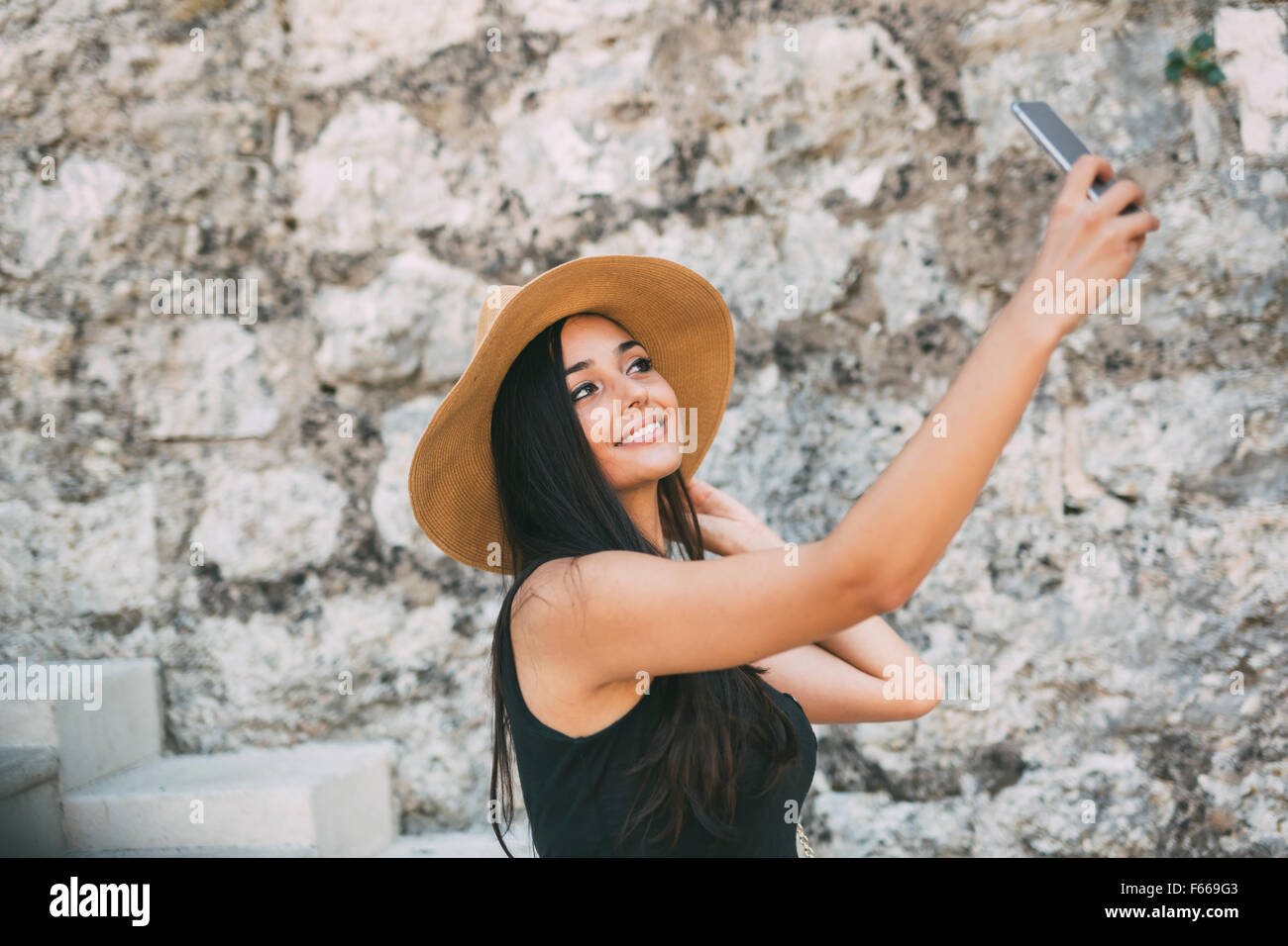 Prendre une belle jeune fille et selfies ayant un bon moment au cours de l'été Banque D'Images