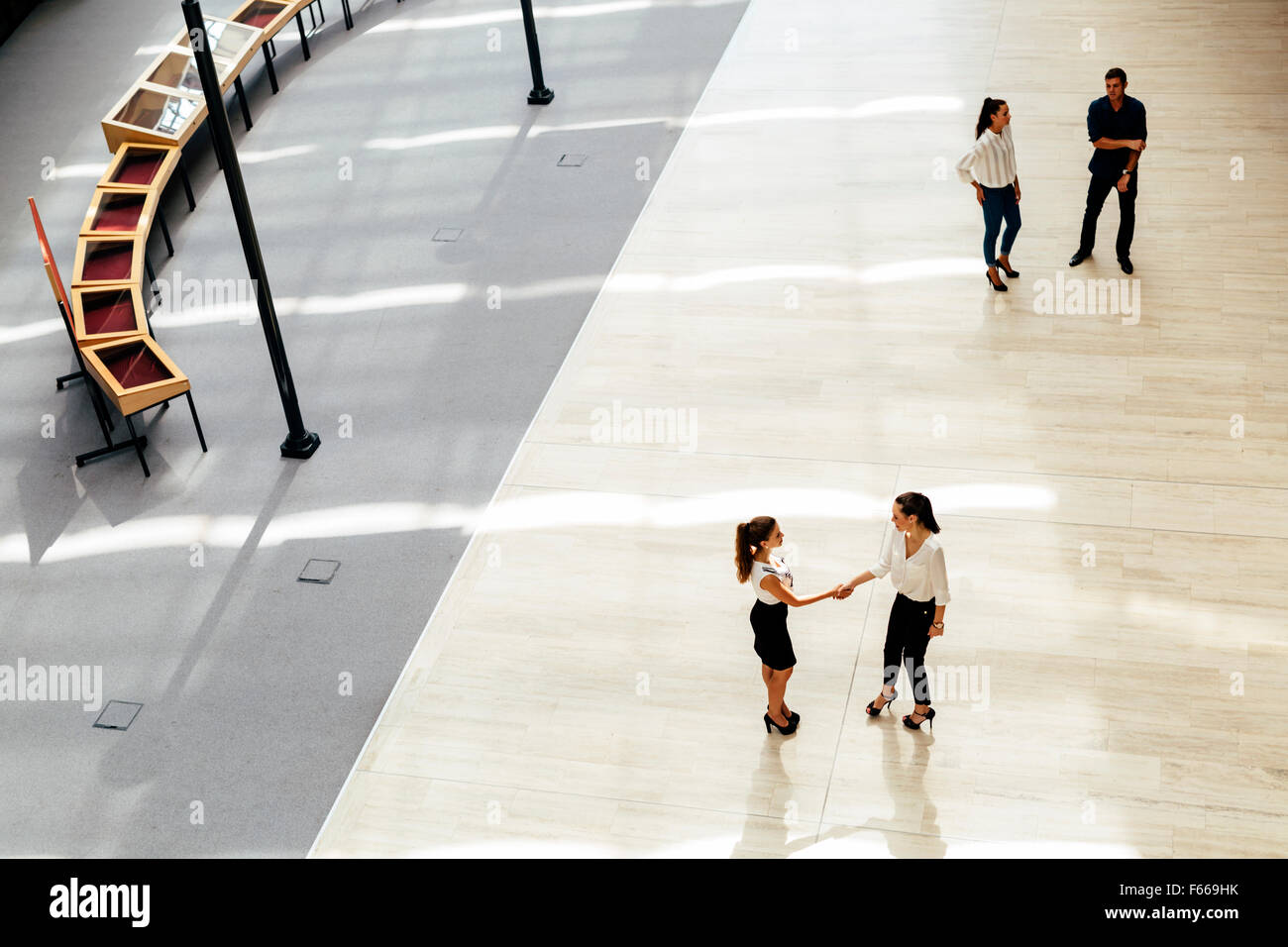 Les jeunes gens d'affaires avant de commencer à travailler dans leur bureau Banque D'Images