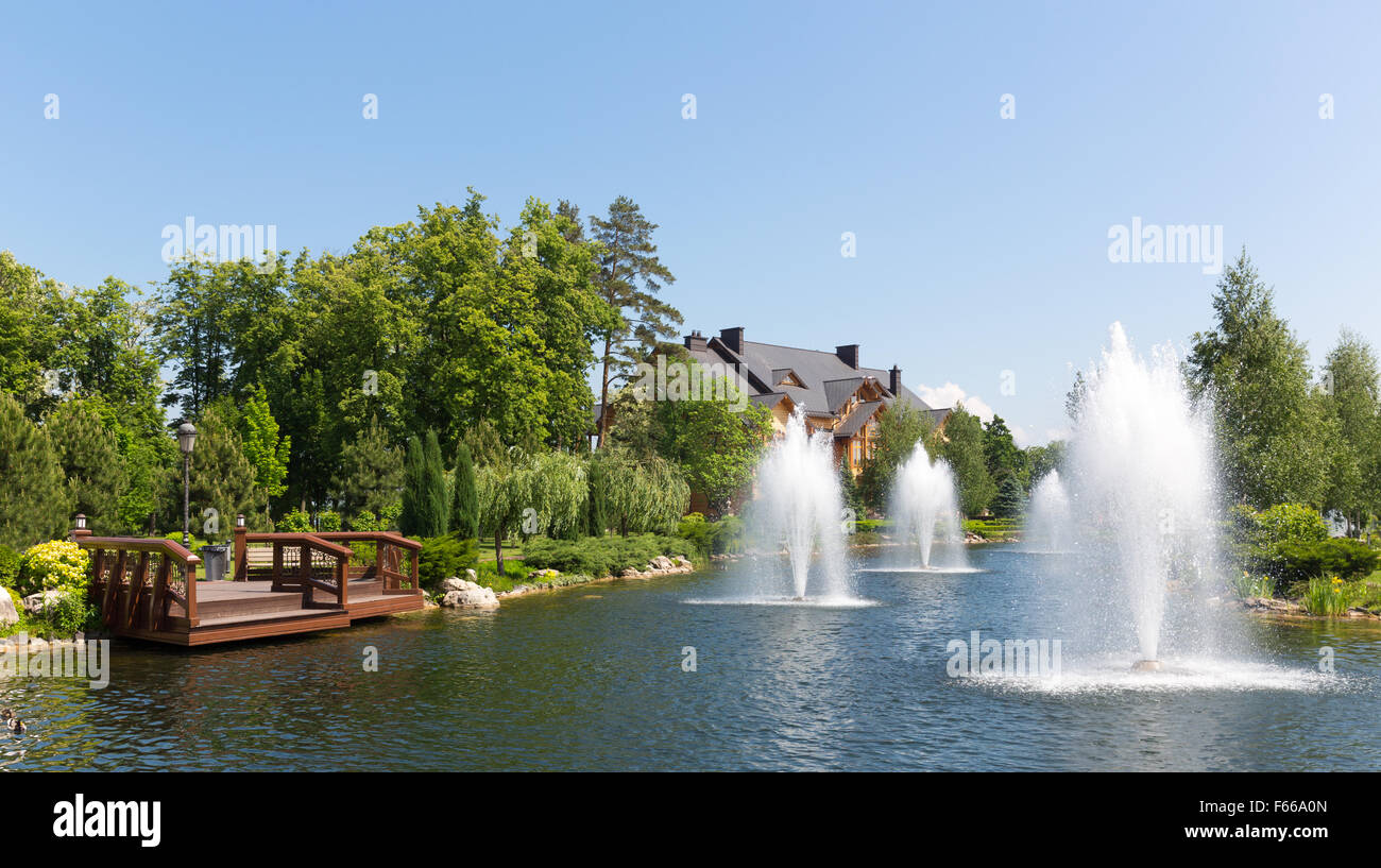 Petrivtsi Novi, Ukraine - Mai 27, 2015 Mezhigirya residence de l'ex-président de l'Ukraine Ianoukovitch. beau lac avec des fontaines Banque D'Images