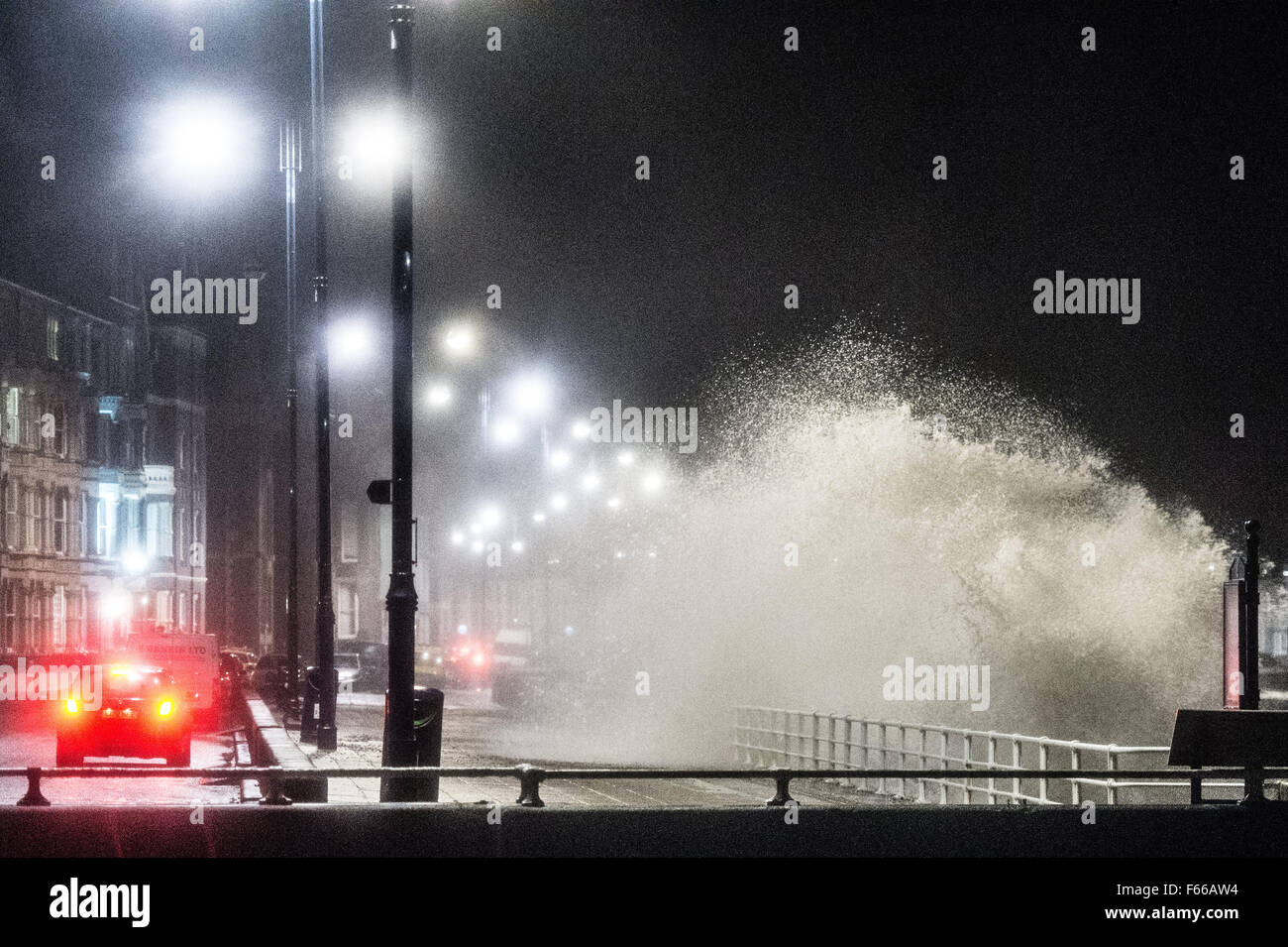 Pays de Galles Aberystwyth UK, le jeudi 12 novembre 2015 que Storm Abigail reprend force et se dirige vers l'ouest et au nord de l'UK, les vagues batter le front de mer à marée haute à Aberystwyth au Pays de Galles Galles Ressources Naturelles (NRW) ont émis des avertissements d'inondations orange pour les zones côtières de Cardigan Bay en raison de la combinaison de la marée haute , de fortes pluies et vents forts prévus pour les prochains jours Crédit photo : Keith Morris /Alamy Live News Banque D'Images