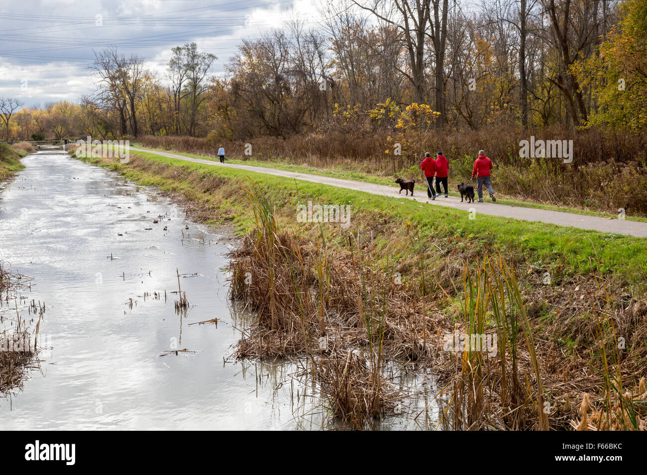 Parc national de Cuyahoga Valley, Ohio - Dog Walkers sur l'Ohio et Erie Canal Towpath Trail. Banque D'Images