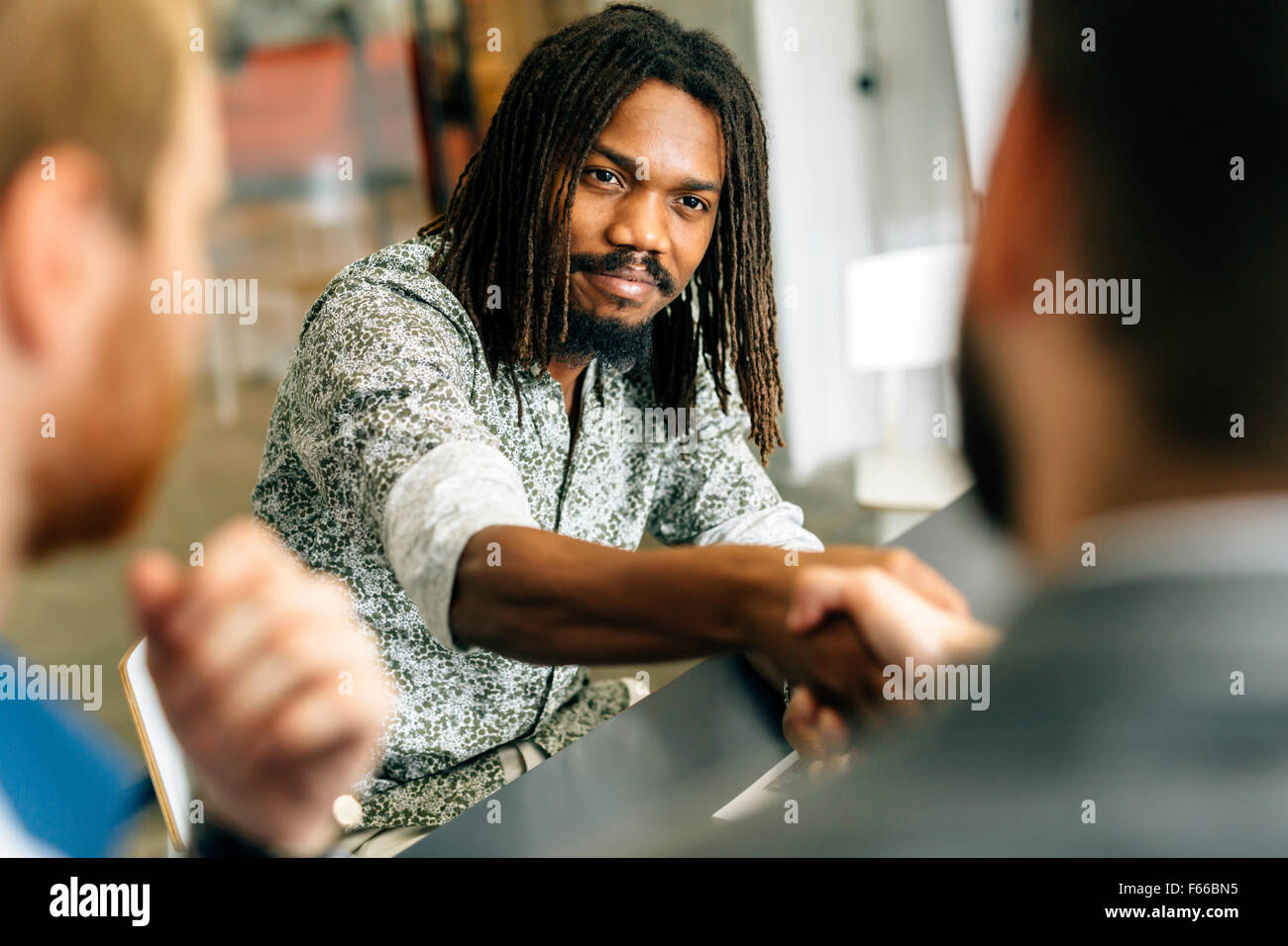 La transaction a été fermé en entreprise en deux parties Banque D'Images