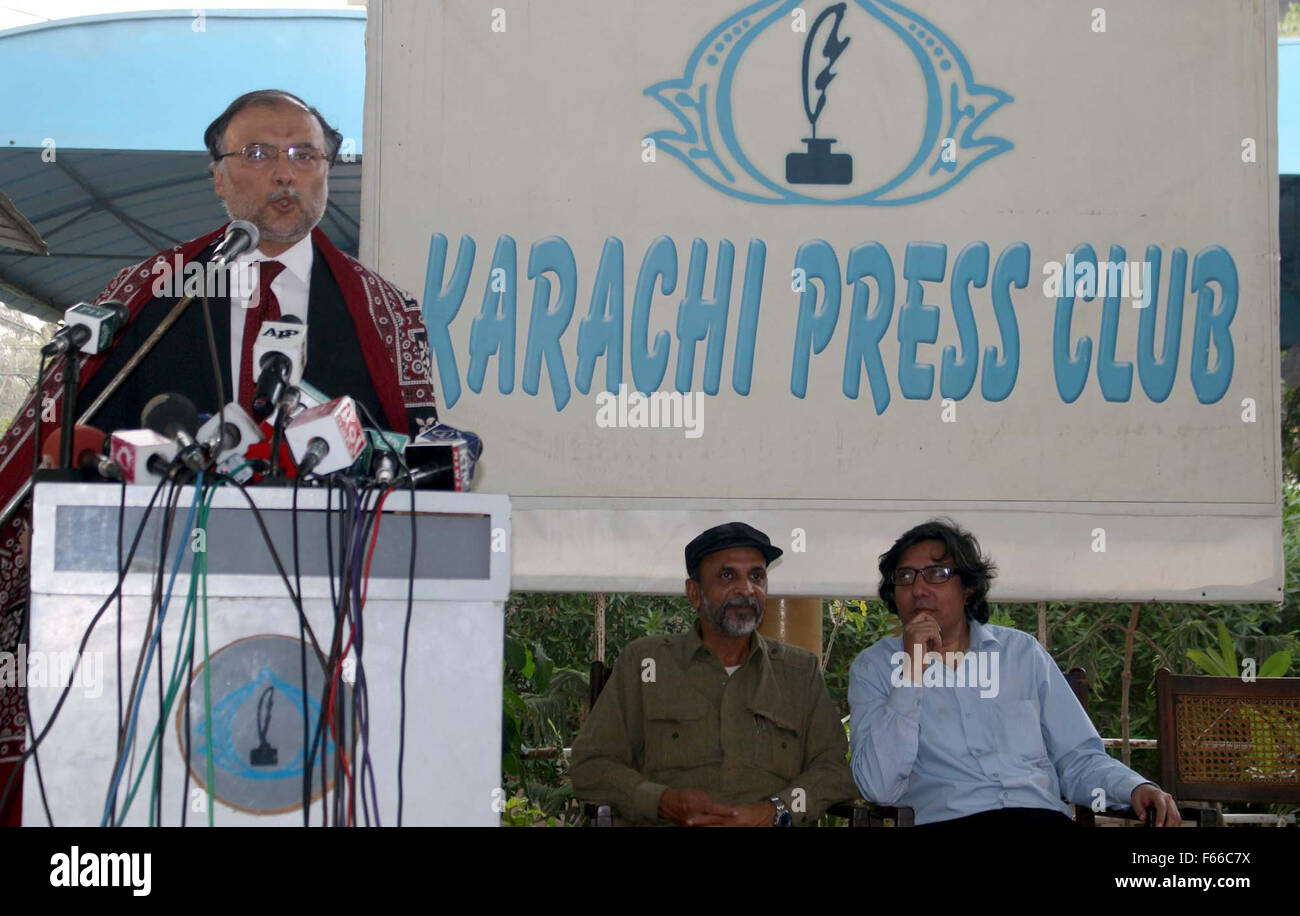 Ministre fédéral, Ahsan Iqbal s'attaquer aux médias personnes pendant votre heure de l'émission organisée à Karachi Press Club le Jeudi, Novembre 12, 2015. Ahsan Iqbal critiqué ancien chef de l'armée et le président pakistanais Pervez Musharraf et le PTI Chef d'Imran Khan économe pour le commerce et les blocages au cours de son discours. Banque D'Images